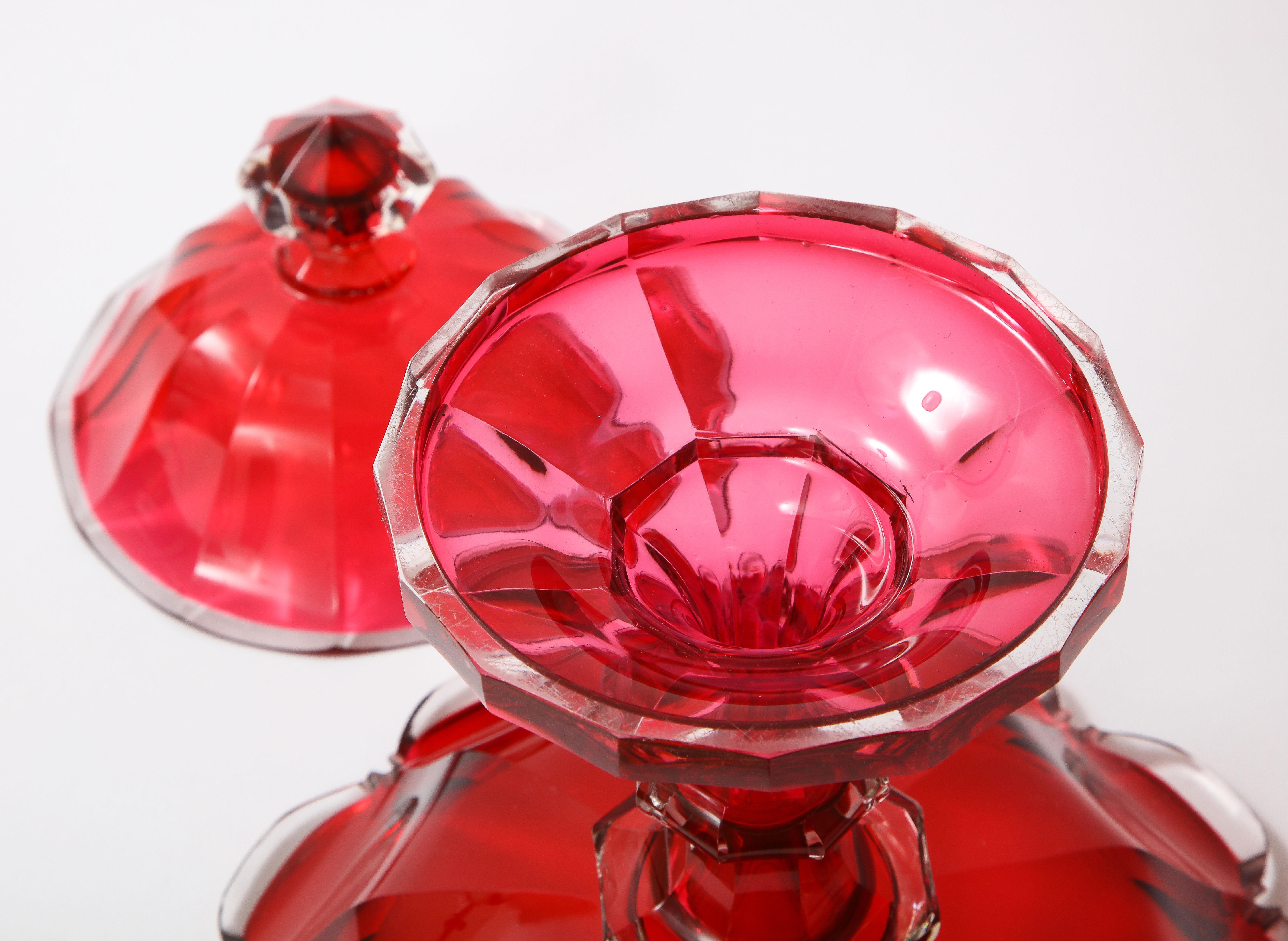Ensemble de 4 bols couverts de cristal de Baccarat du 19e siècle, rouge canneberge taillé en rouge clair en vente 2