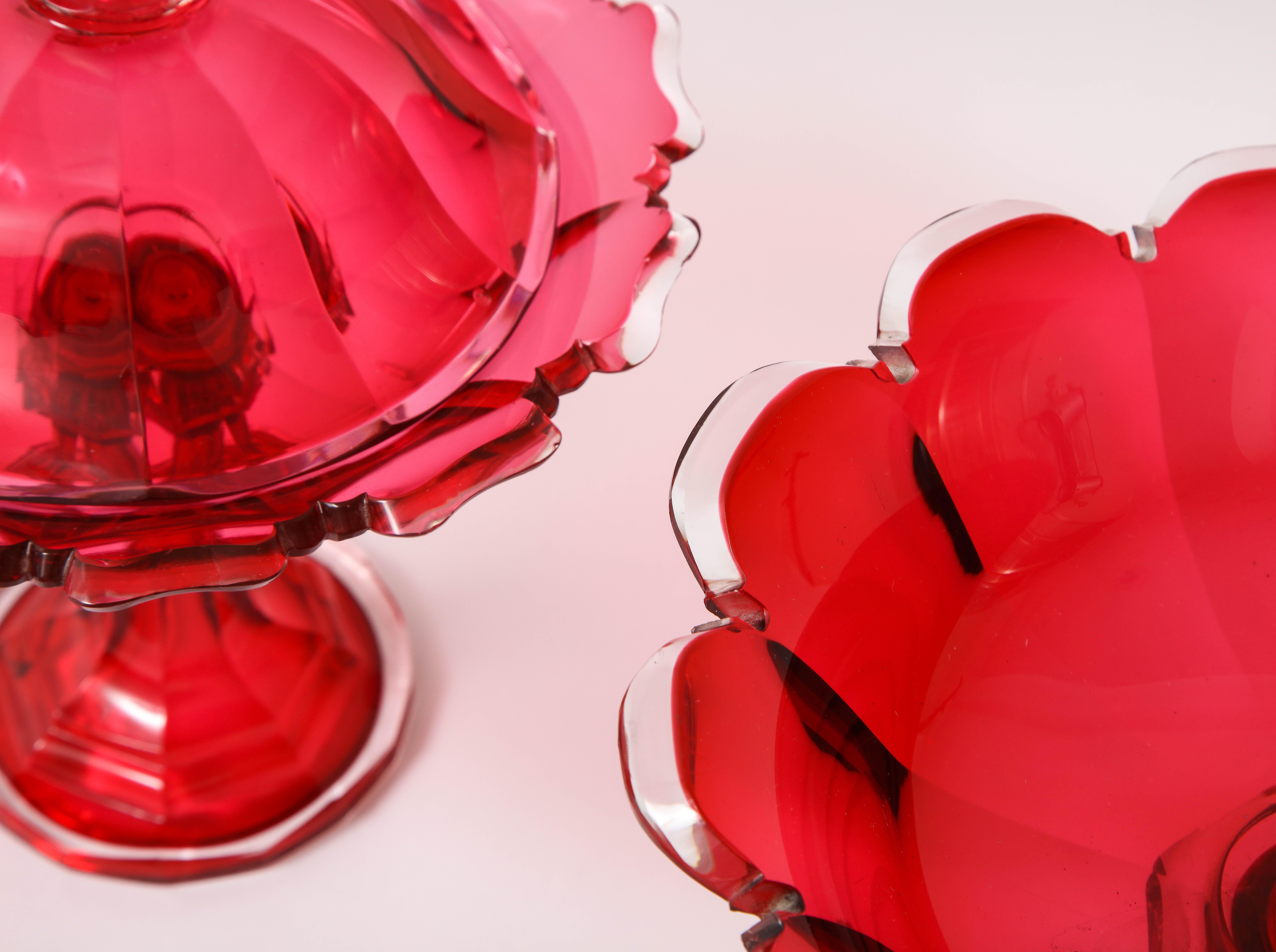 Ensemble de 4 bols couverts de cristal de Baccarat du 19e siècle, rouge canneberge taillé en rouge clair en vente 3