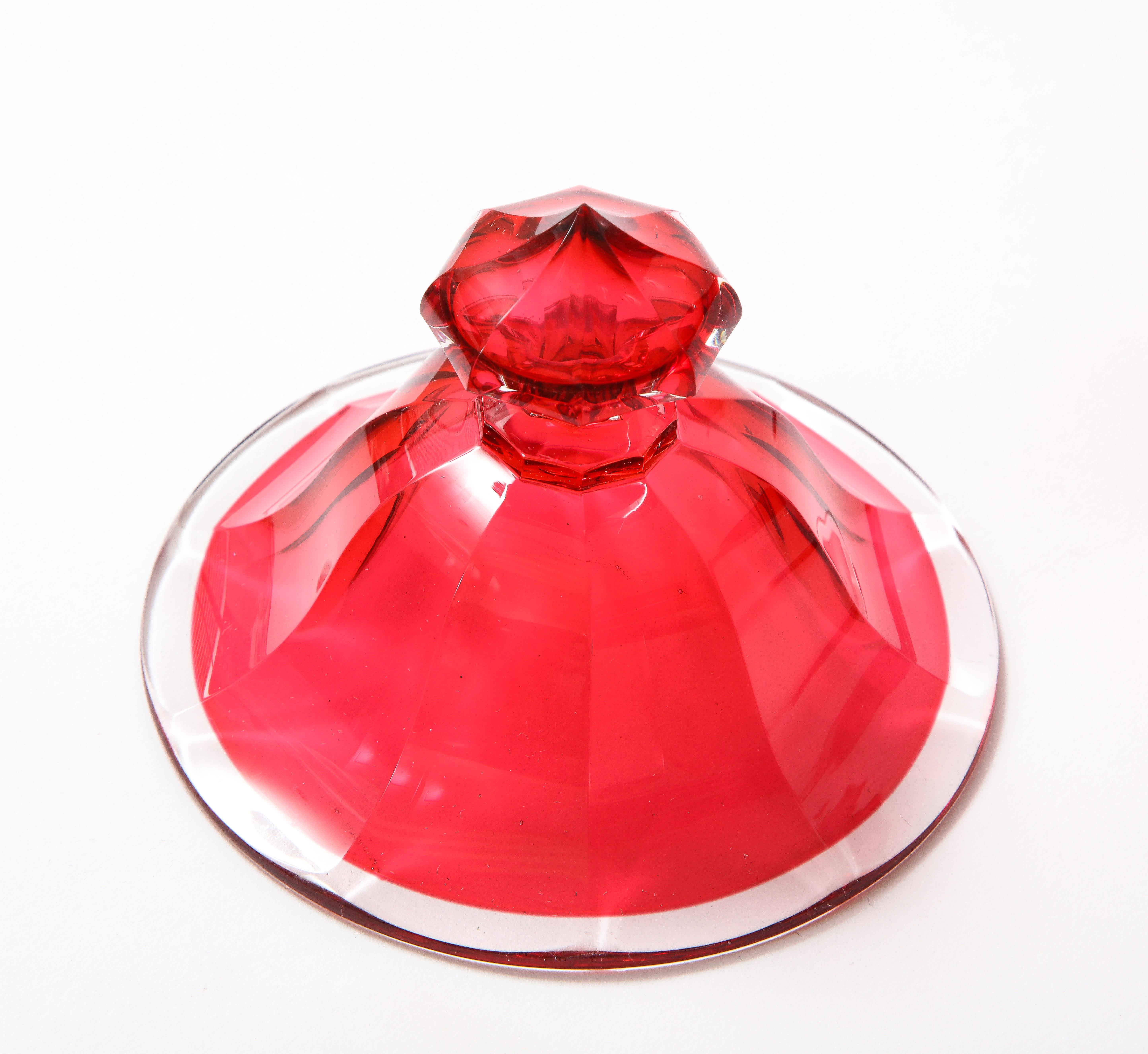 Ensemble de 4 bols couverts de cristal de Baccarat du 19e siècle, rouge canneberge taillé en rouge clair en vente 5