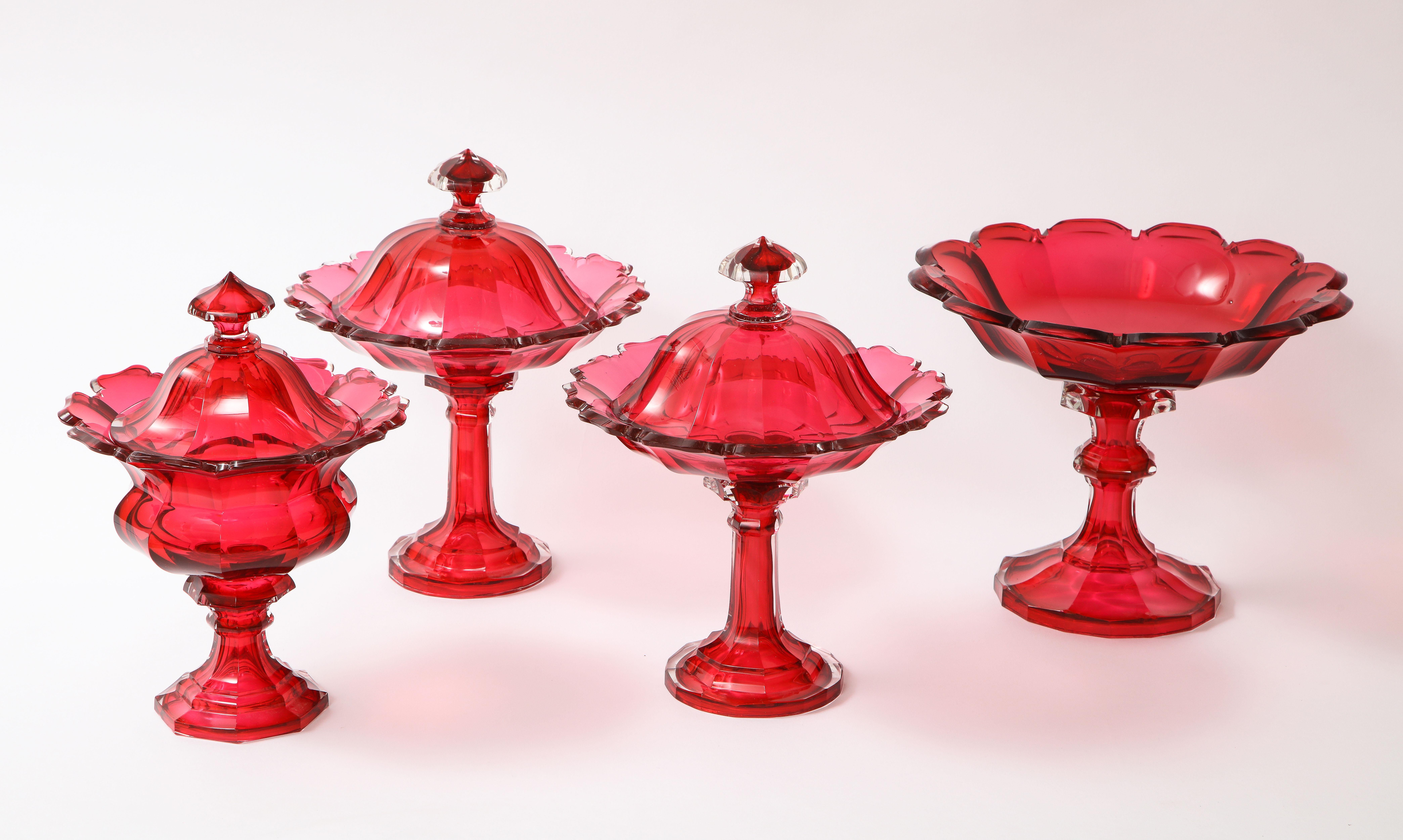 Louis XVI Ensemble de 4 bols couverts de cristal de Baccarat du 19e siècle, rouge canneberge taillé en rouge clair en vente