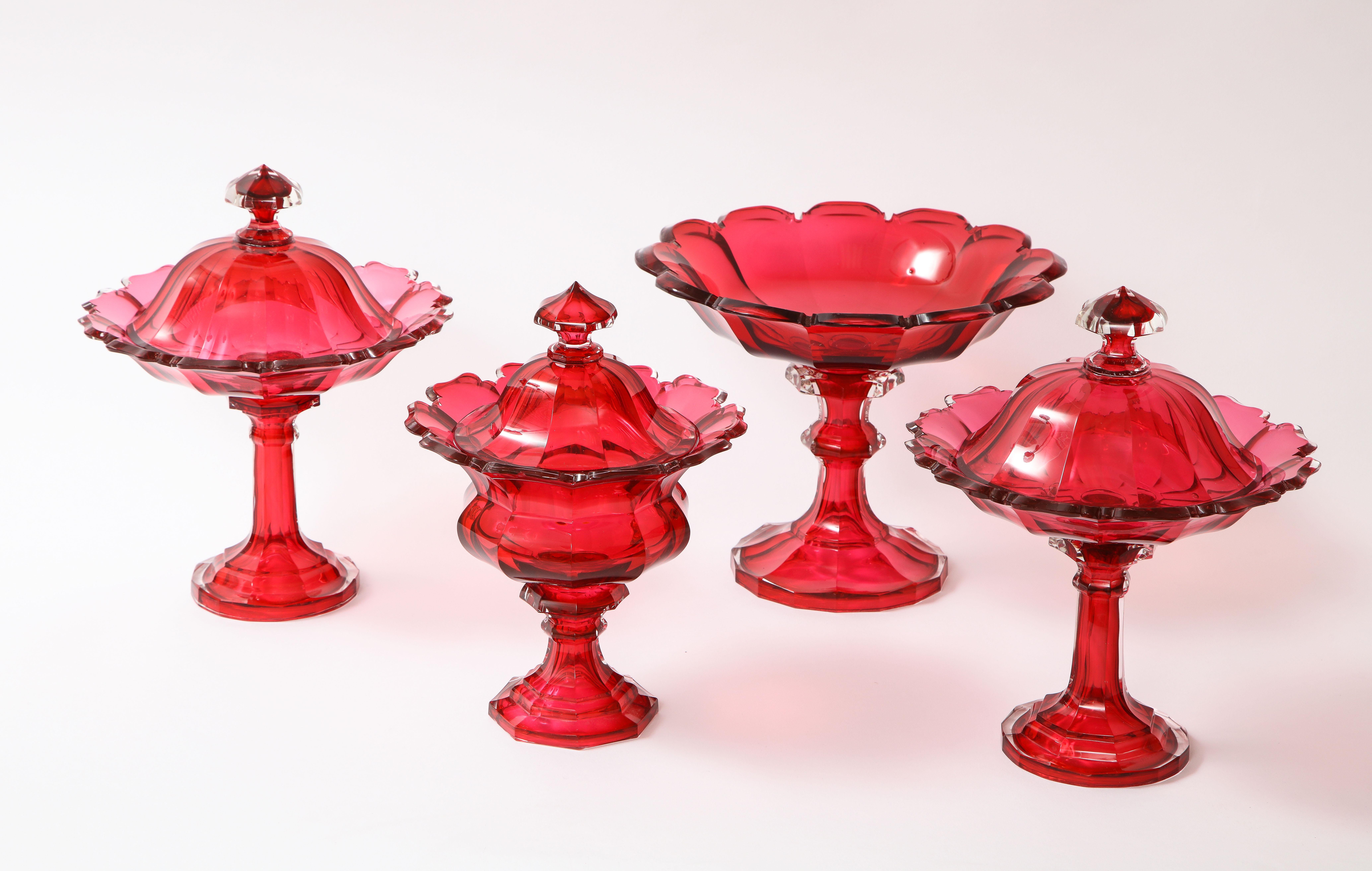 Français Ensemble de 4 bols couverts de cristal de Baccarat du 19e siècle, rouge canneberge taillé en rouge clair en vente