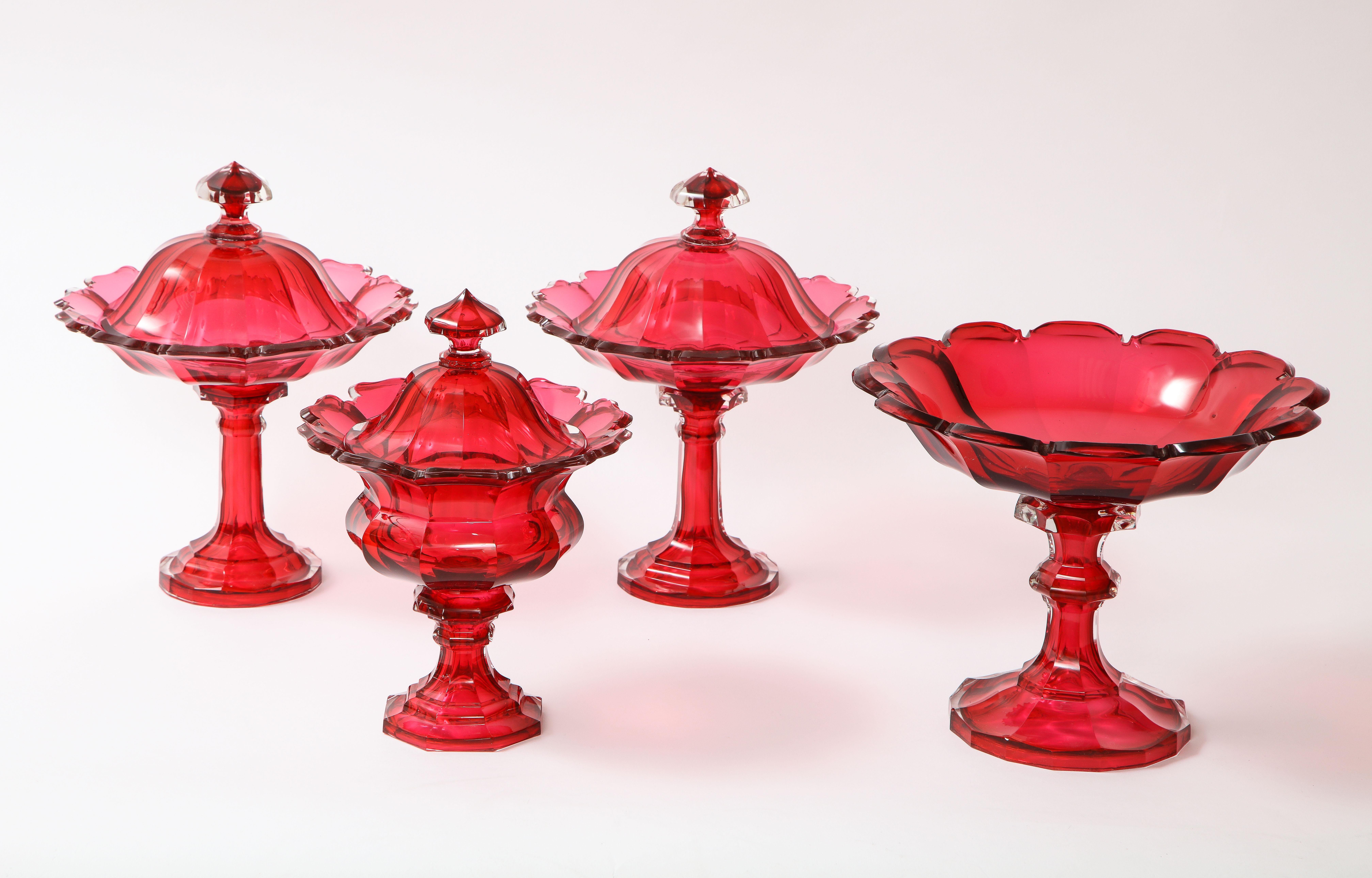 Sculpté à la main Ensemble de 4 bols couverts de cristal de Baccarat du 19e siècle, rouge canneberge taillé en rouge clair en vente