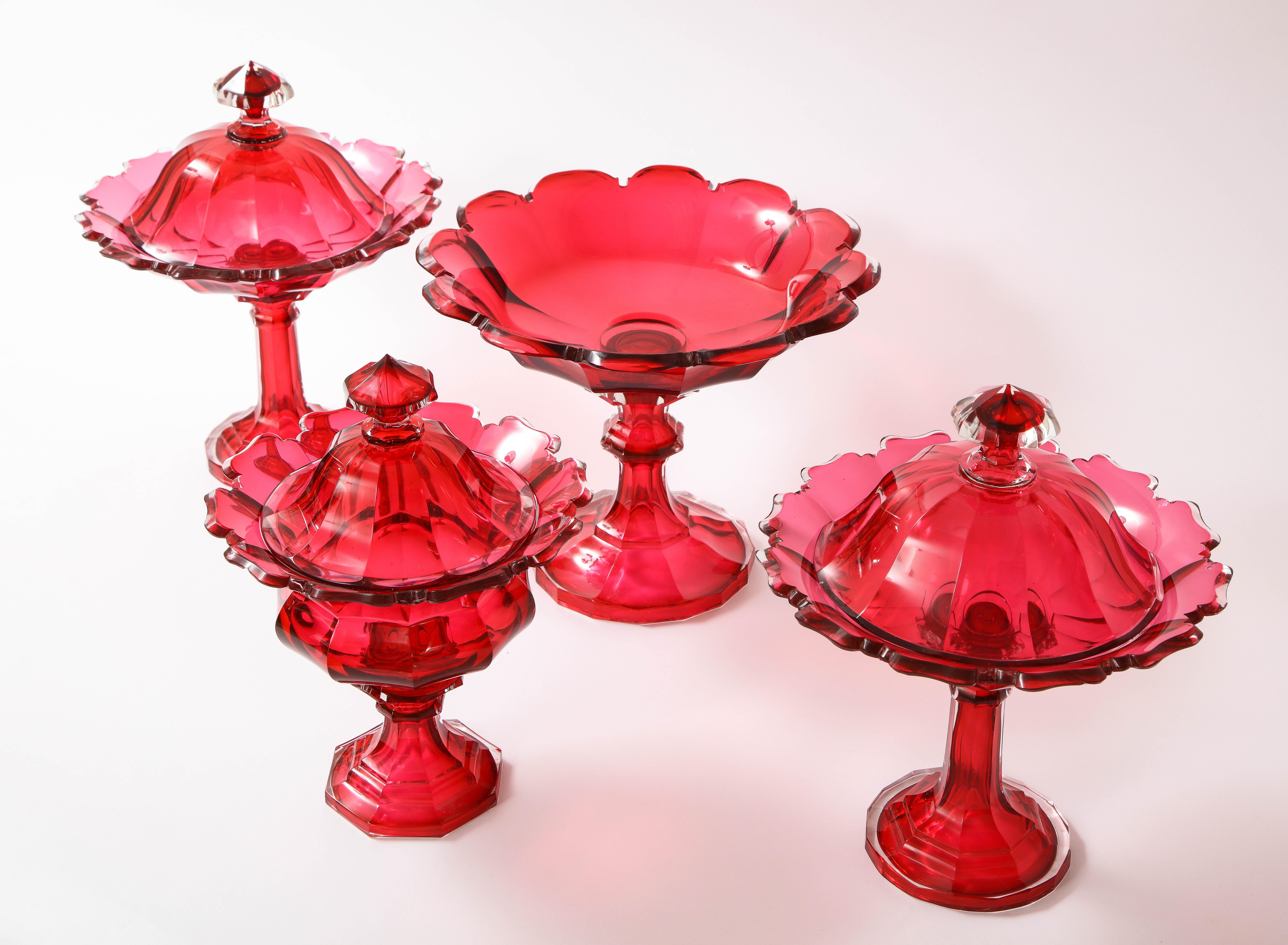 Ensemble de 4 bols couverts de cristal de Baccarat du 19e siècle, rouge canneberge taillé en rouge clair Bon état - En vente à New York, NY