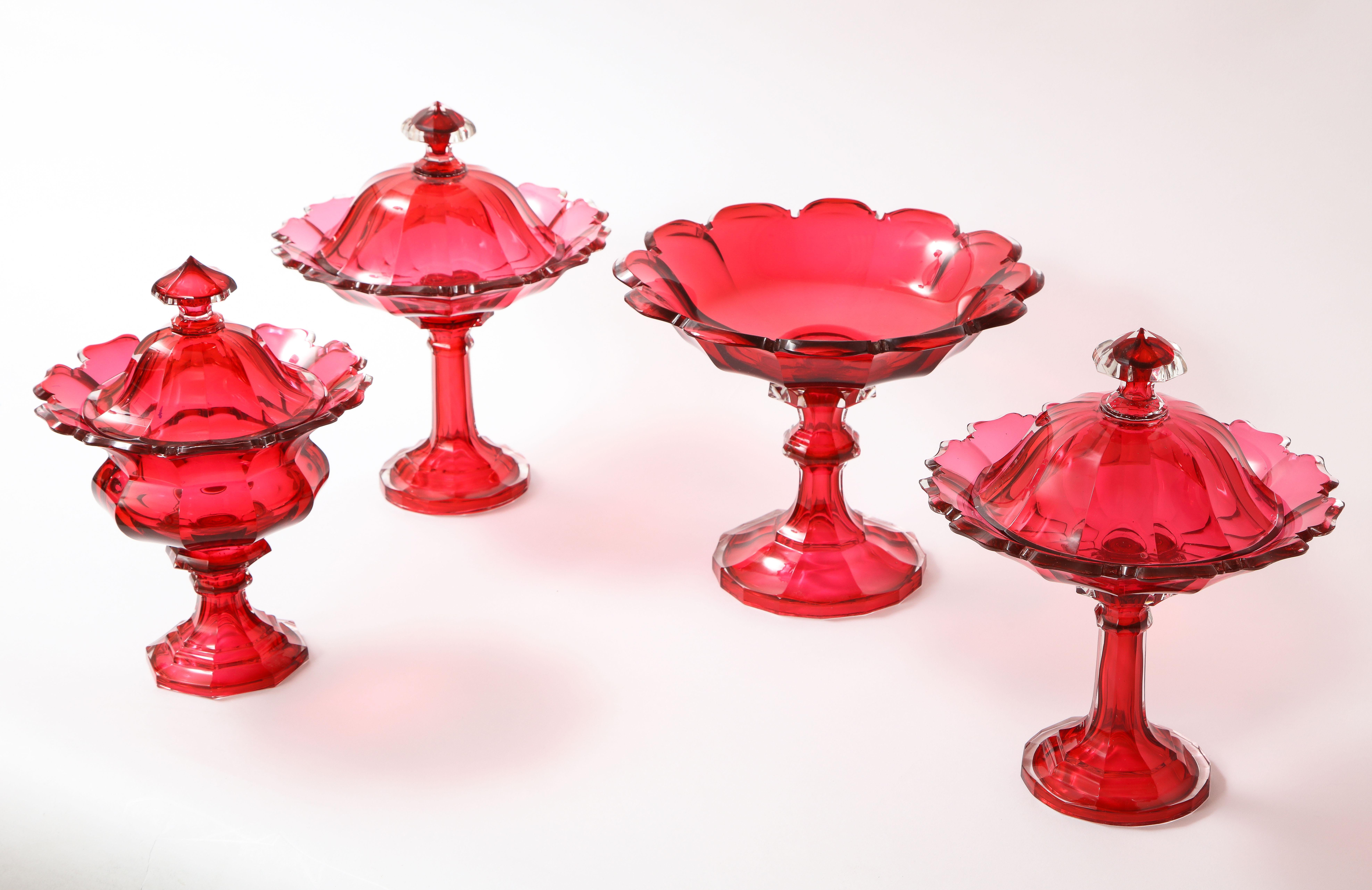 Fin du XIXe siècle Ensemble de 4 bols couverts de cristal de Baccarat du 19e siècle, rouge canneberge taillé en rouge clair en vente