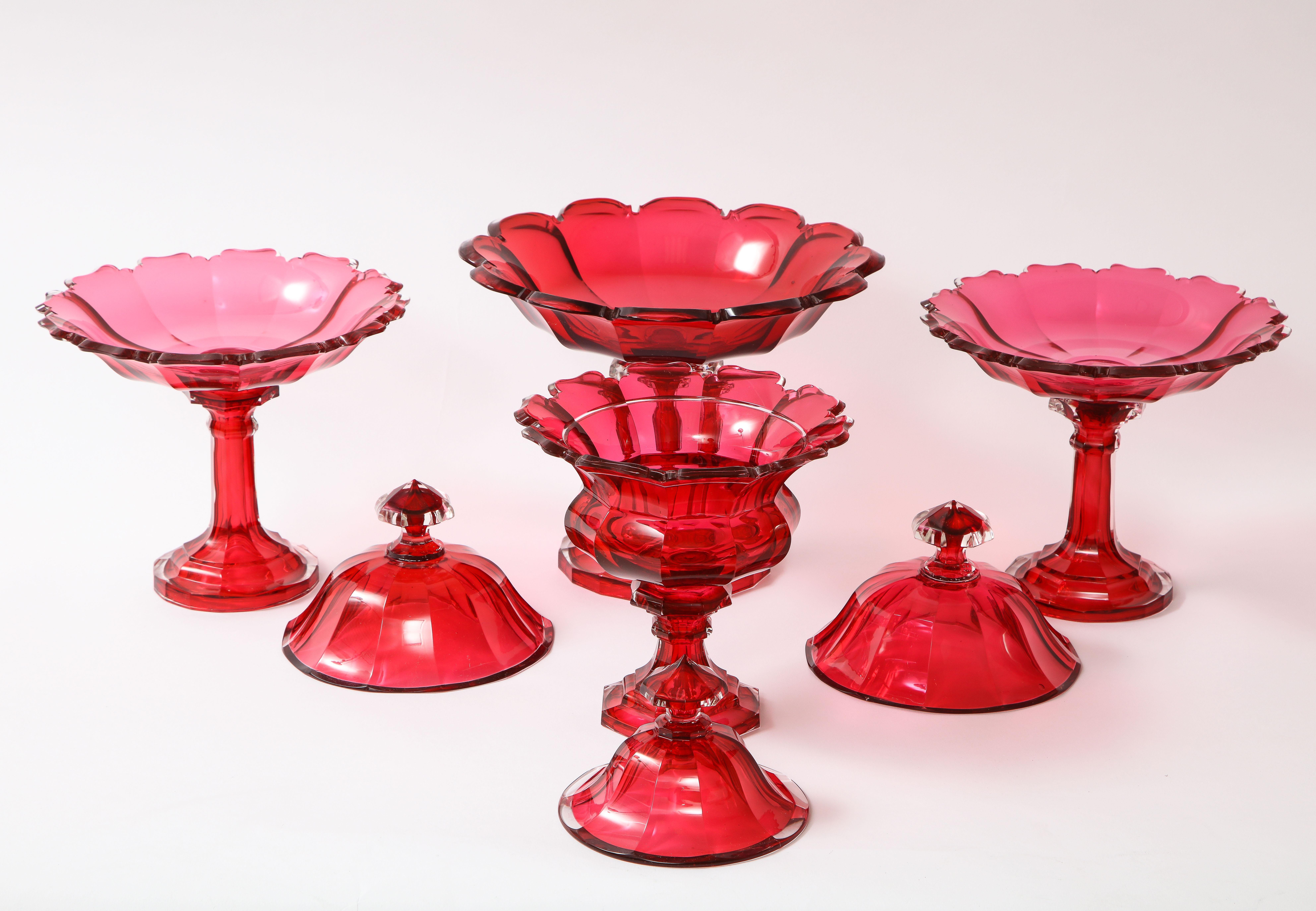 Cristal Ensemble de 4 bols couverts de cristal de Baccarat du 19e siècle, rouge canneberge taillé en rouge clair en vente