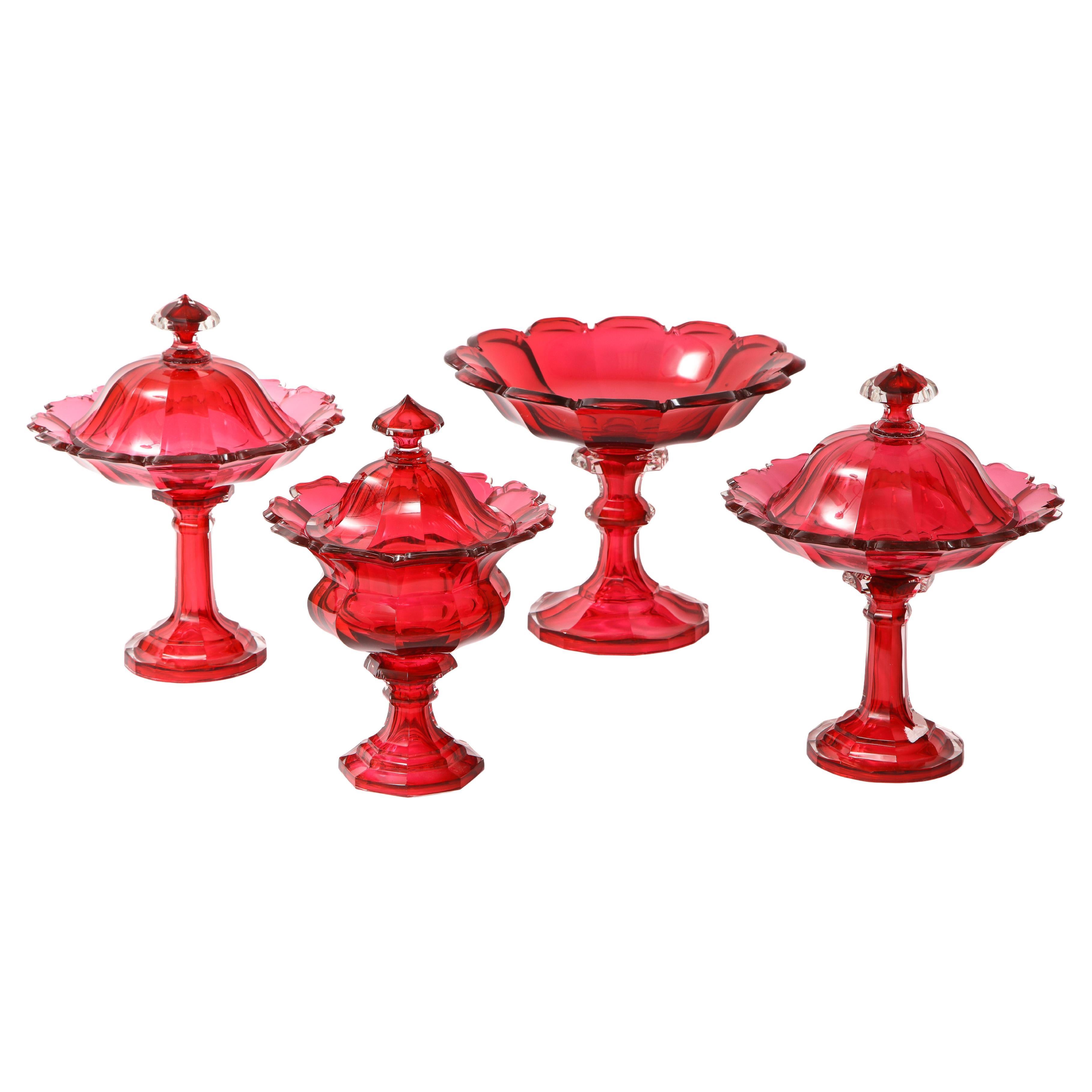 S. XIX Juego de 4 cuencos franceses con tapa de cristal de Baccarat rojo arándano cortado a transparente