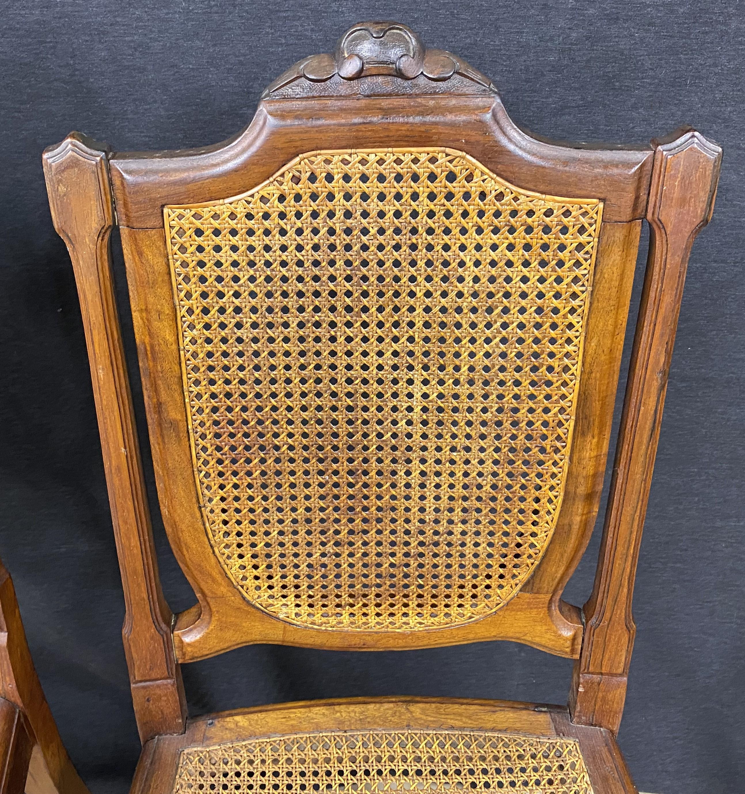 XIXe siècle Ensemble de huit chaises de salle à manger du 19e siècle en jacaranda brésilien sculpté, à assise et dossier cannés en vente