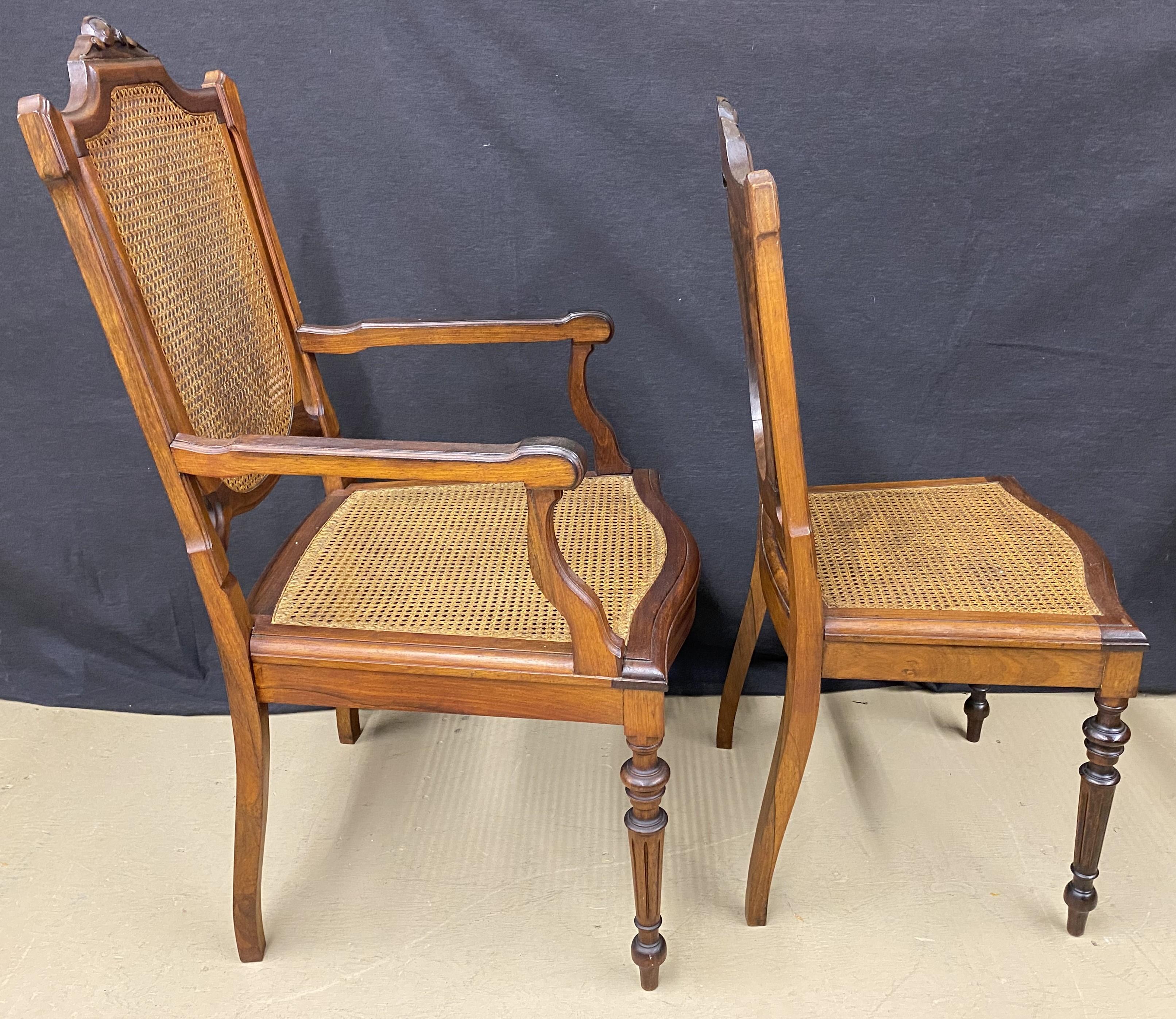 Ensemble de huit chaises de salle à manger du 19e siècle en jacaranda brésilien sculpté, à assise et dossier cannés en vente 1