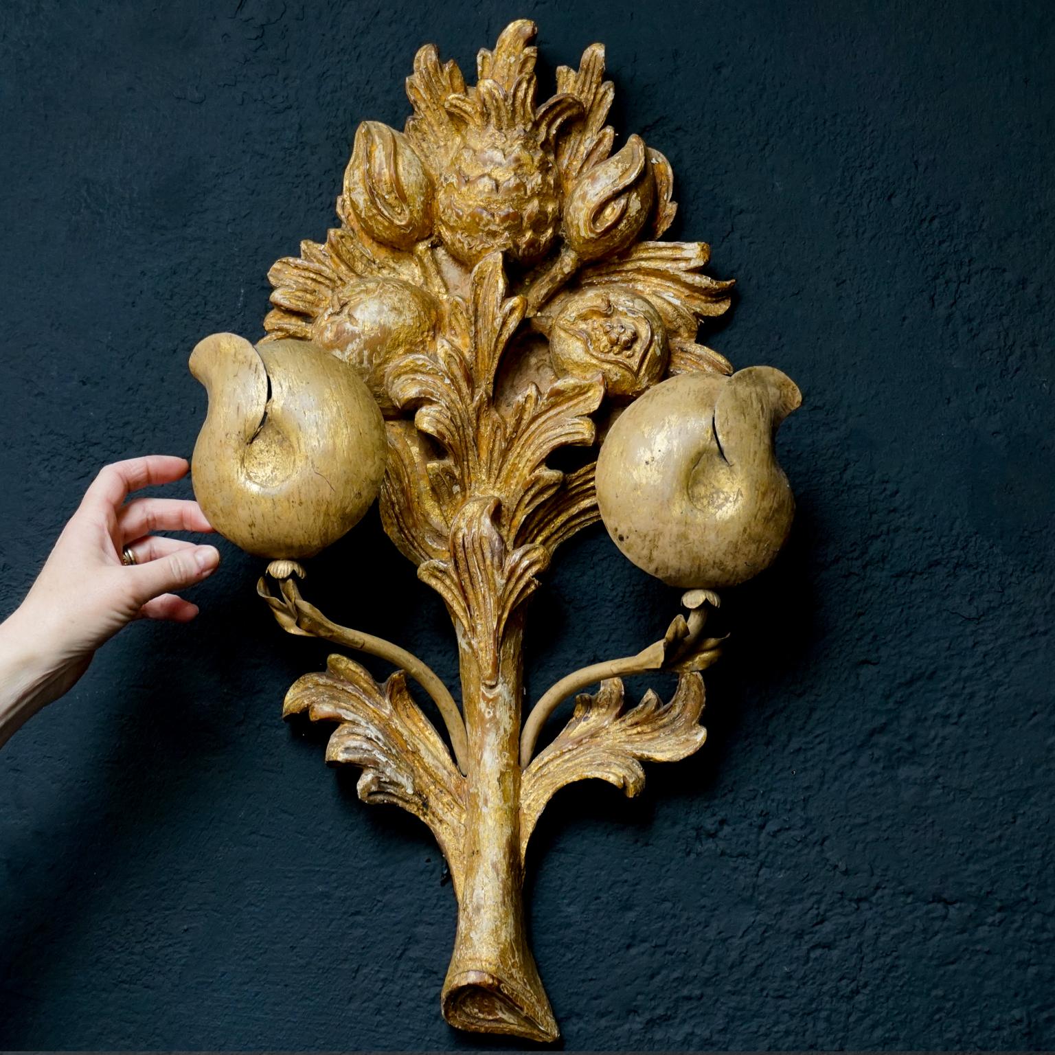 19th C. Set of Italian Carved Gilt Wood Wall Appliques with Flowers and Fruit In Good Condition In Haarlem, NL