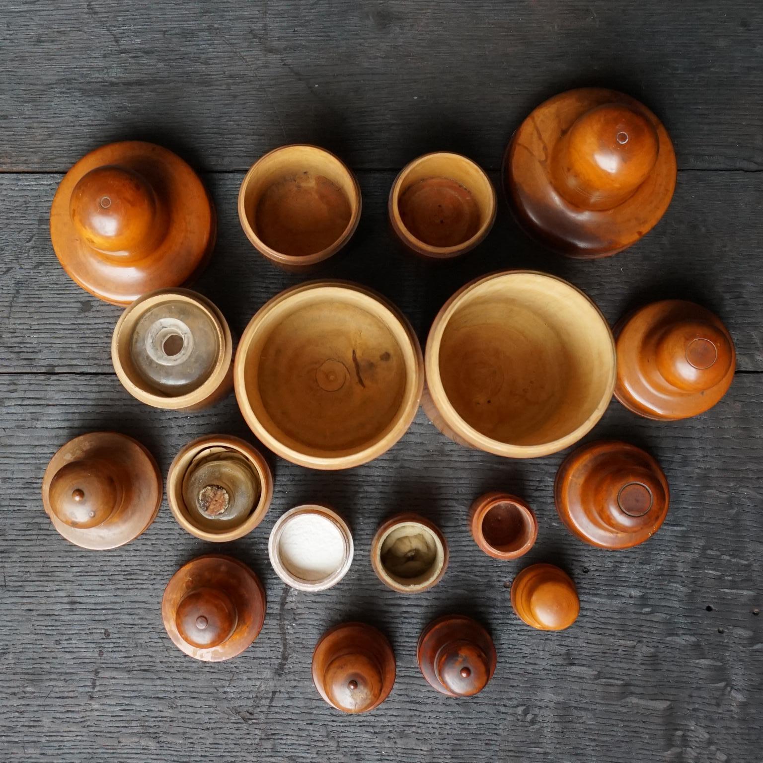 Vetro Set di nove portabottiglie per medicinali in legno di bosso in stile vittoriano inglese del XIX secolo in vendita