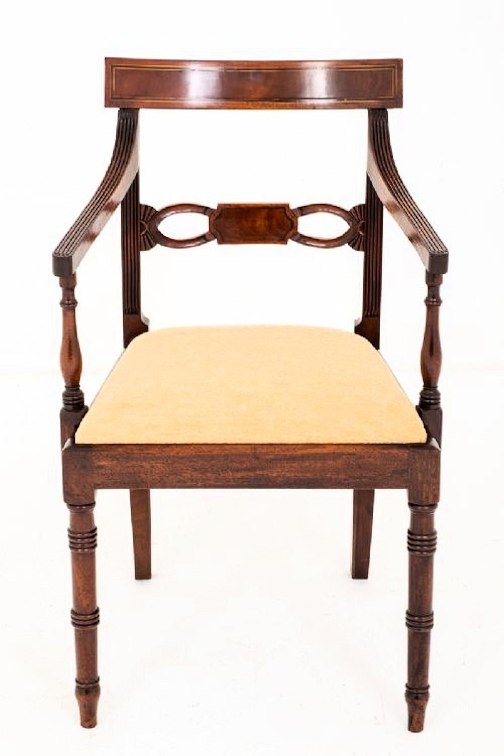 This very attractive and traditionally stream lined design of 8 chairs comprises of 2 carvers and 6 side chairs. The backs of the chairs have a central shaped, pierced and carved centre rail with the upright being of a fluted form. The detailing on