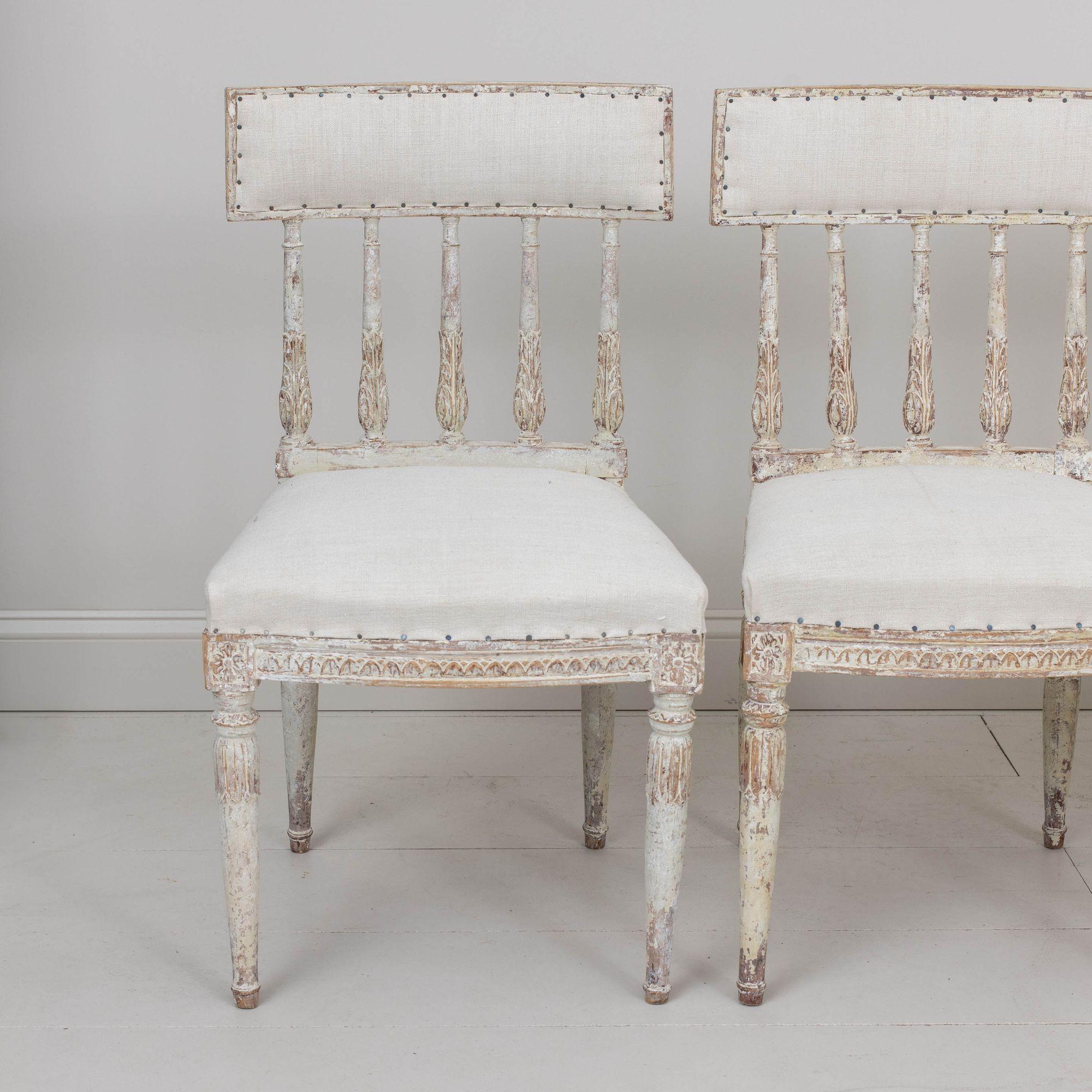 19. Jahrhundert. Satz von sechs schwedischen Stühlen aus der Gustavianischen Periode in Originalfarbe (Handgeschnitzt) im Angebot
