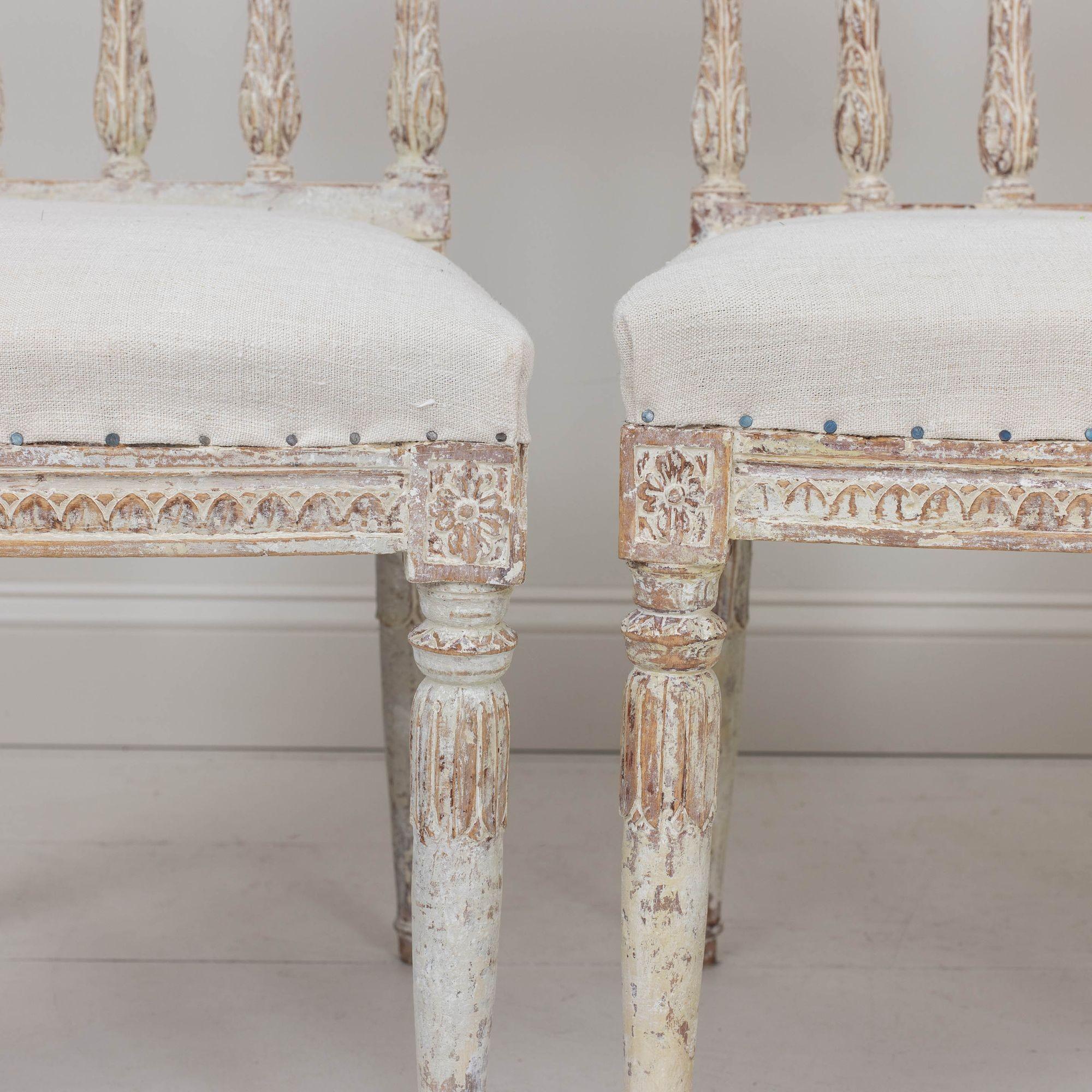 19. Jahrhundert. Satz von sechs schwedischen Stühlen aus der Gustavianischen Periode in Originalfarbe (Leinen) im Angebot