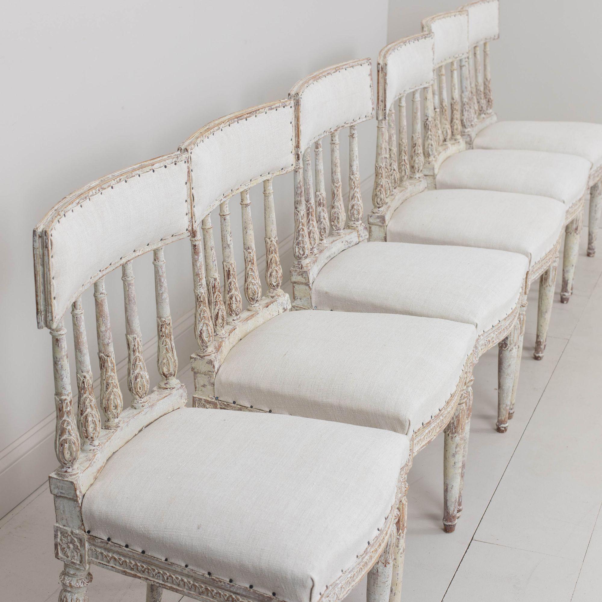 Lin 19e s. Ensemble de six chaises suédoises d'époque gustavienne peintes à l'origine en vente