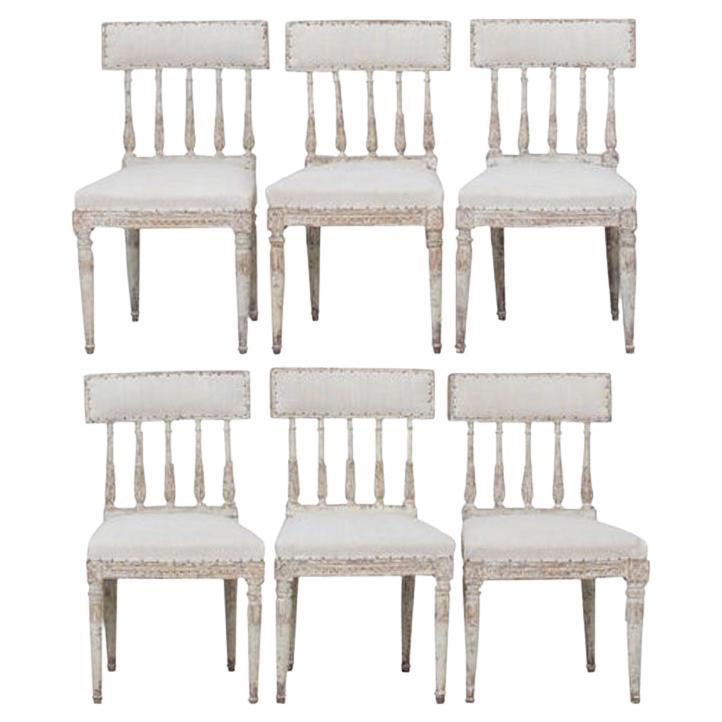 19. Jahrhundert. Satz von sechs schwedischen Stühlen aus der Gustavianischen Periode in Originalfarbe