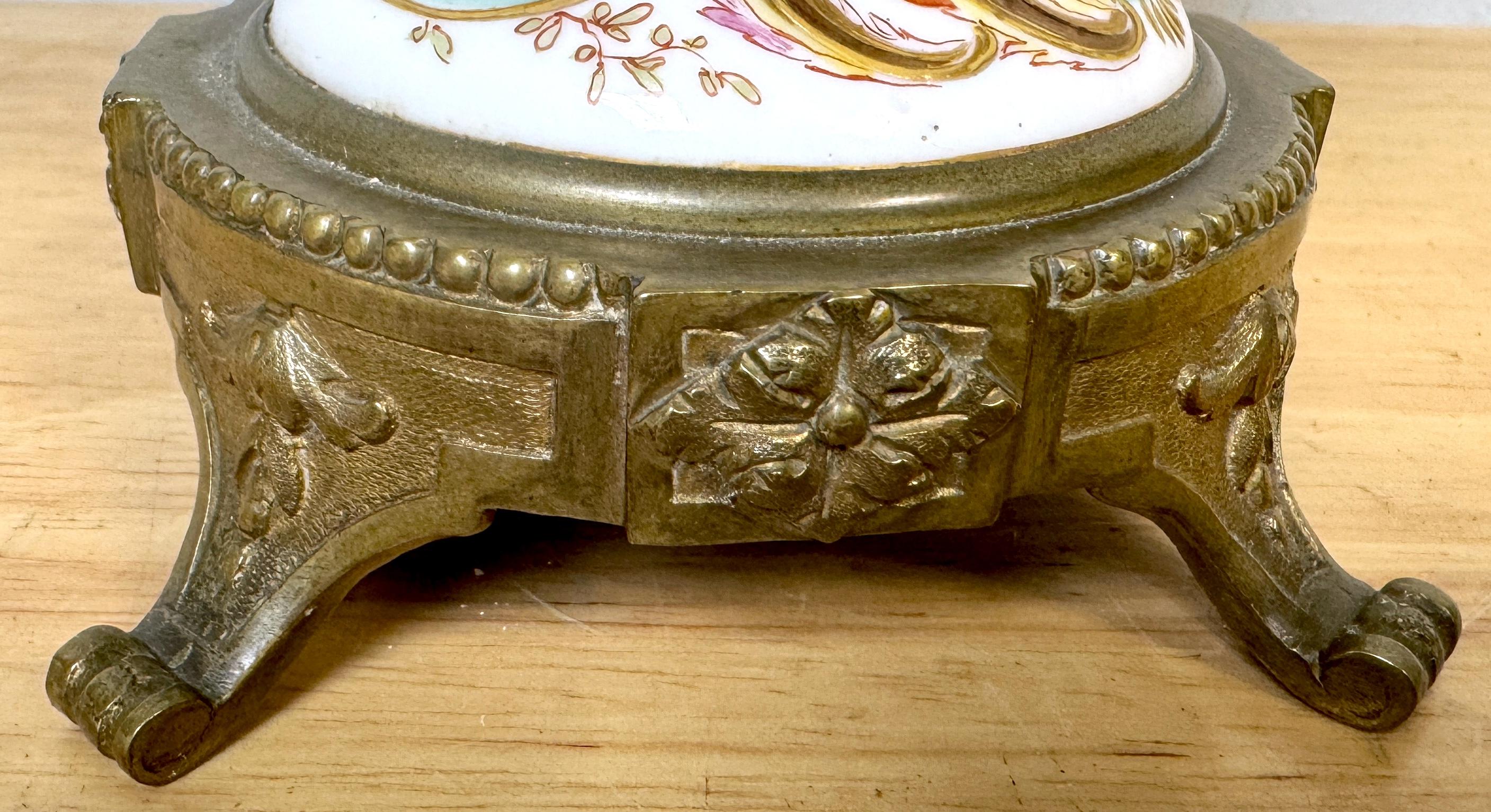 A.I.C. Sèvres, 19ème C.  Vase à fond blanc monté en bronze doré de style Louis XVI en vente 3