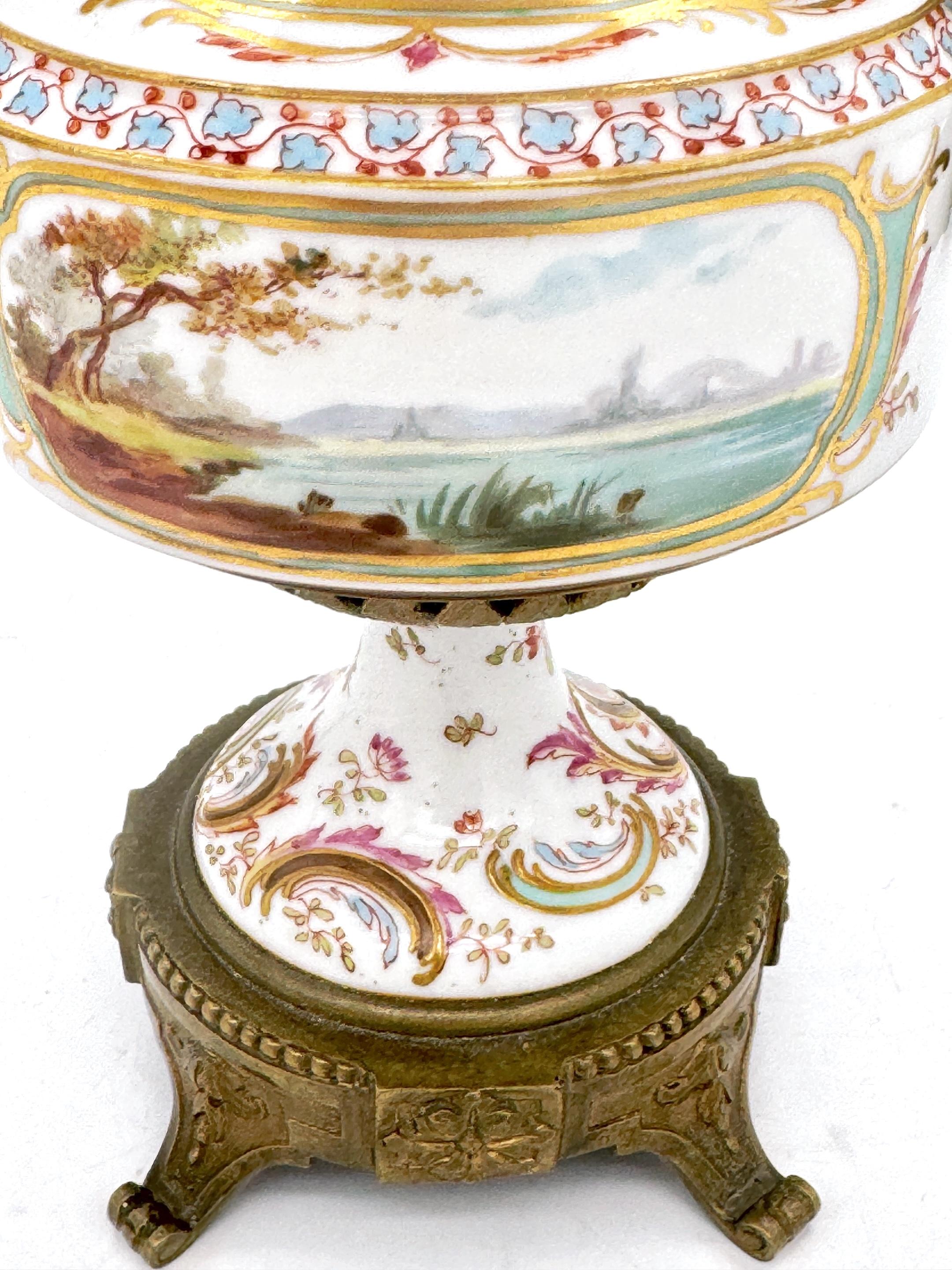 A.I.C. Sèvres, 19ème C.  Vase à fond blanc monté en bronze doré de style Louis XVI en vente 4