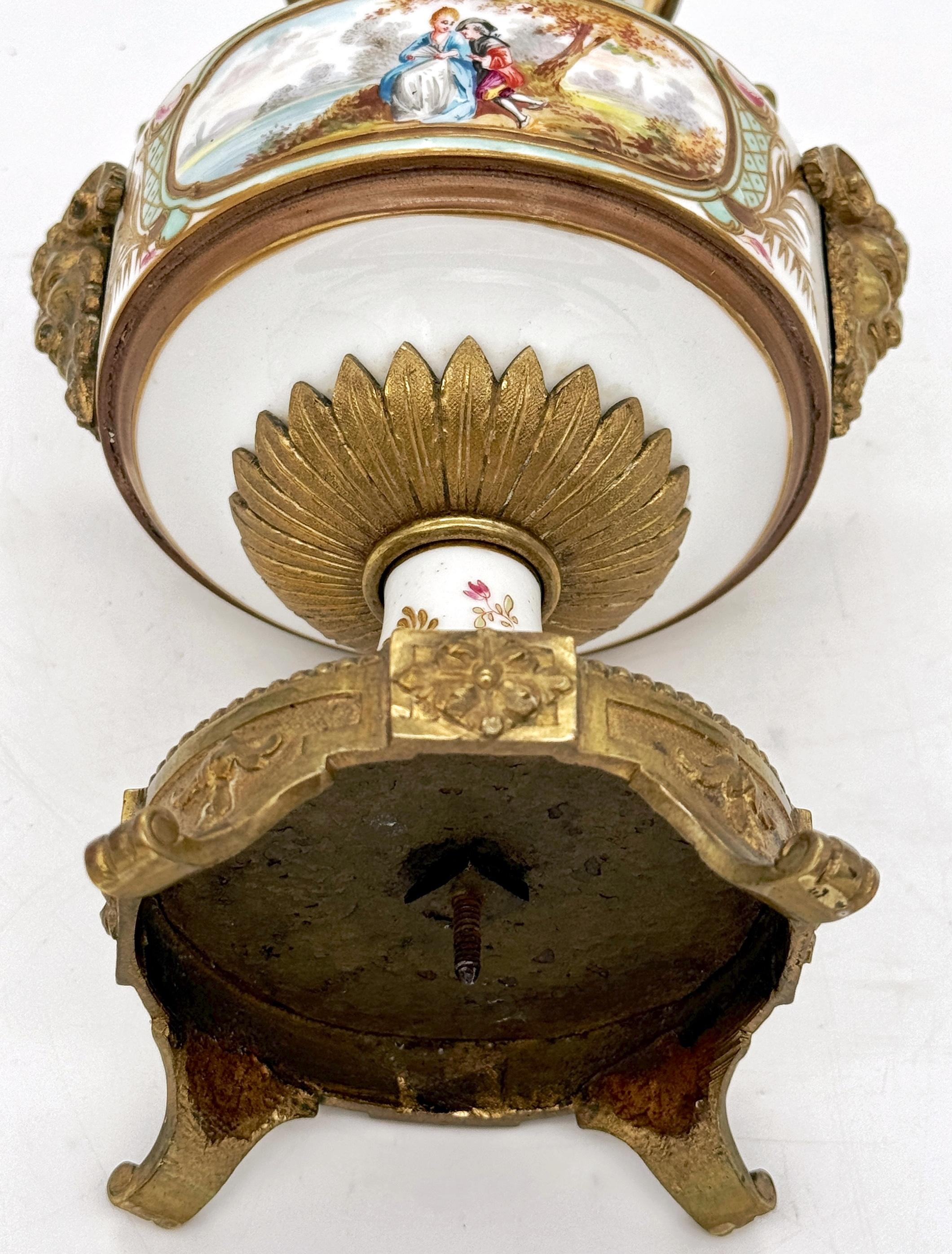 A.I.C. Sèvres, 19ème C.  Vase à fond blanc monté en bronze doré de style Louis XVI en vente 5