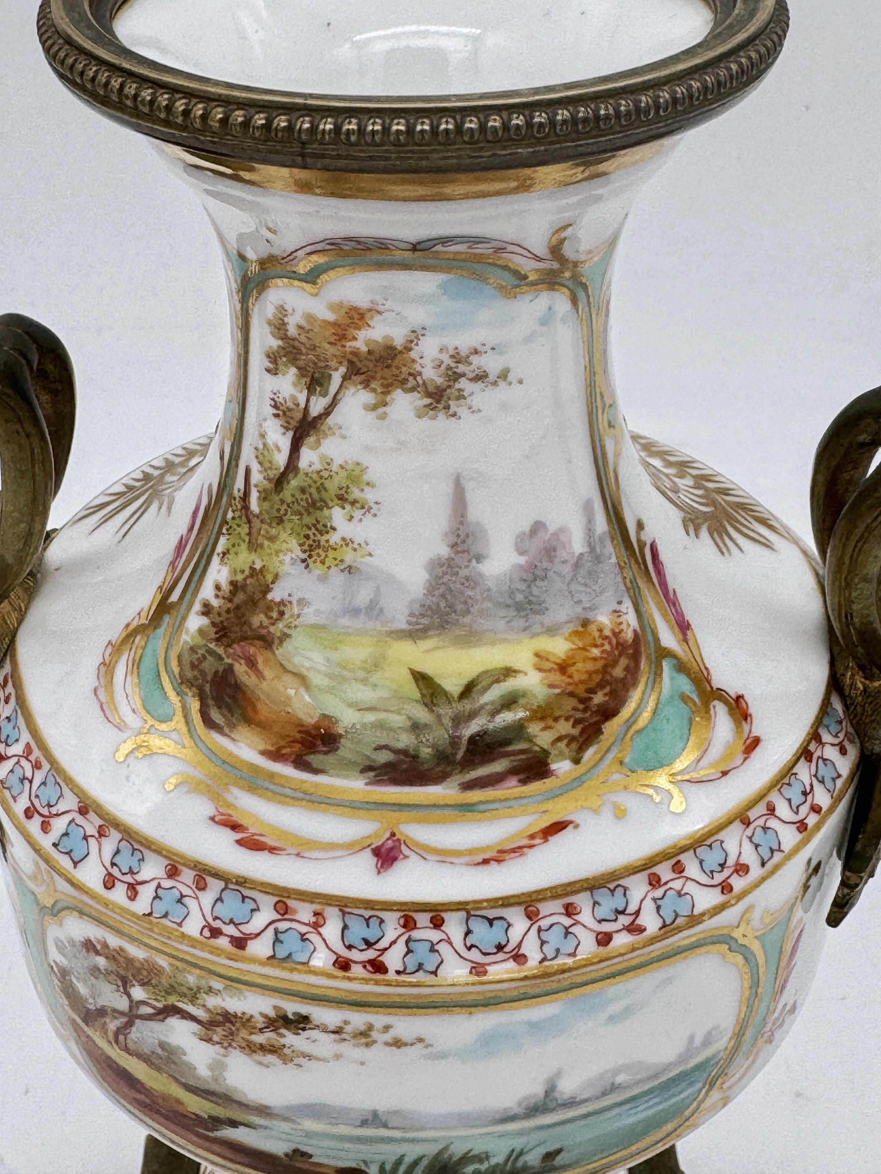 A.I.C. Sèvres, 19ème C.  Vase à fond blanc monté en bronze doré de style Louis XVI en vente 6