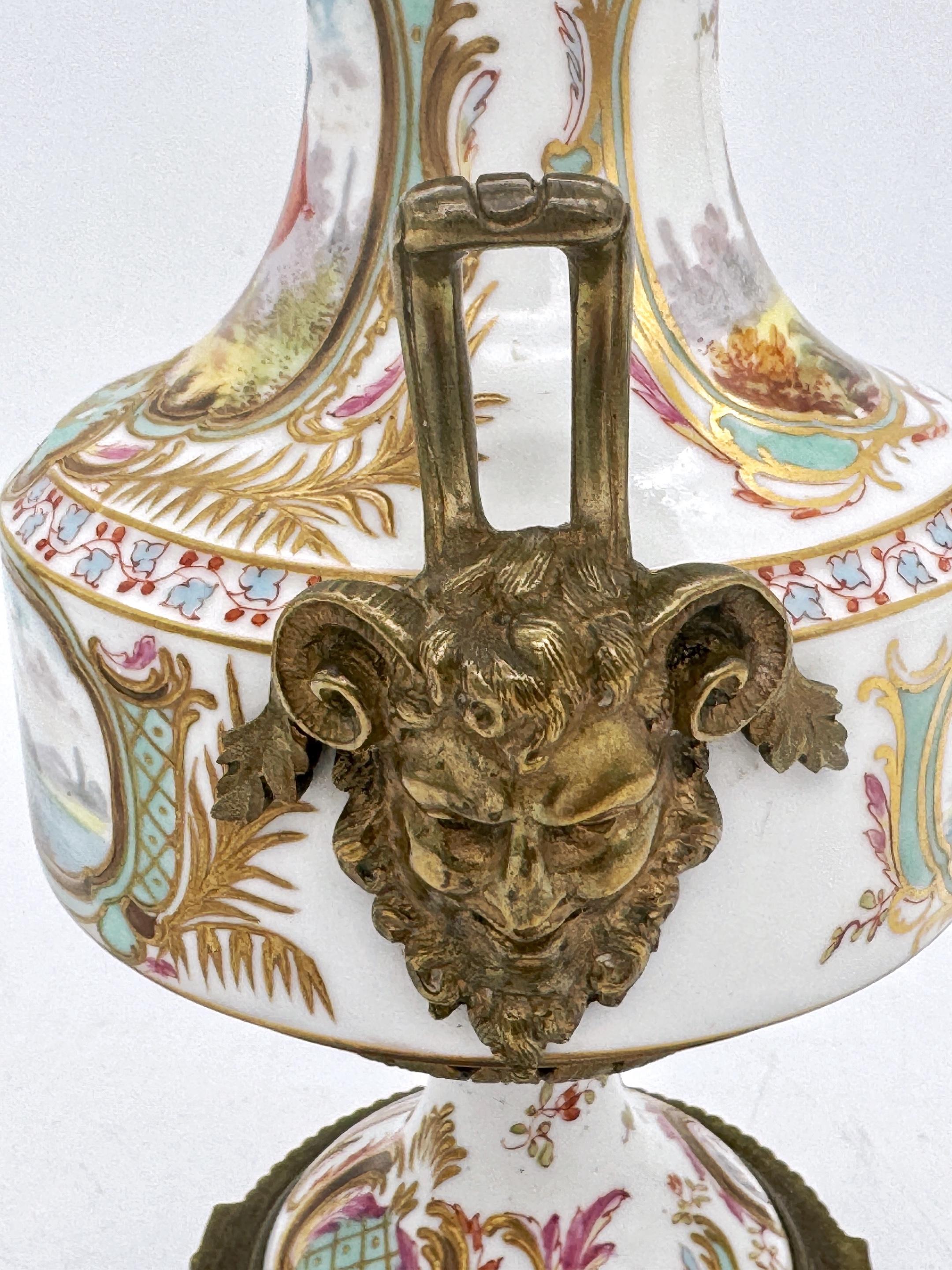 A.I.C. Sèvres, 19ème C.  Vase à fond blanc monté en bronze doré de style Louis XVI en vente 7
