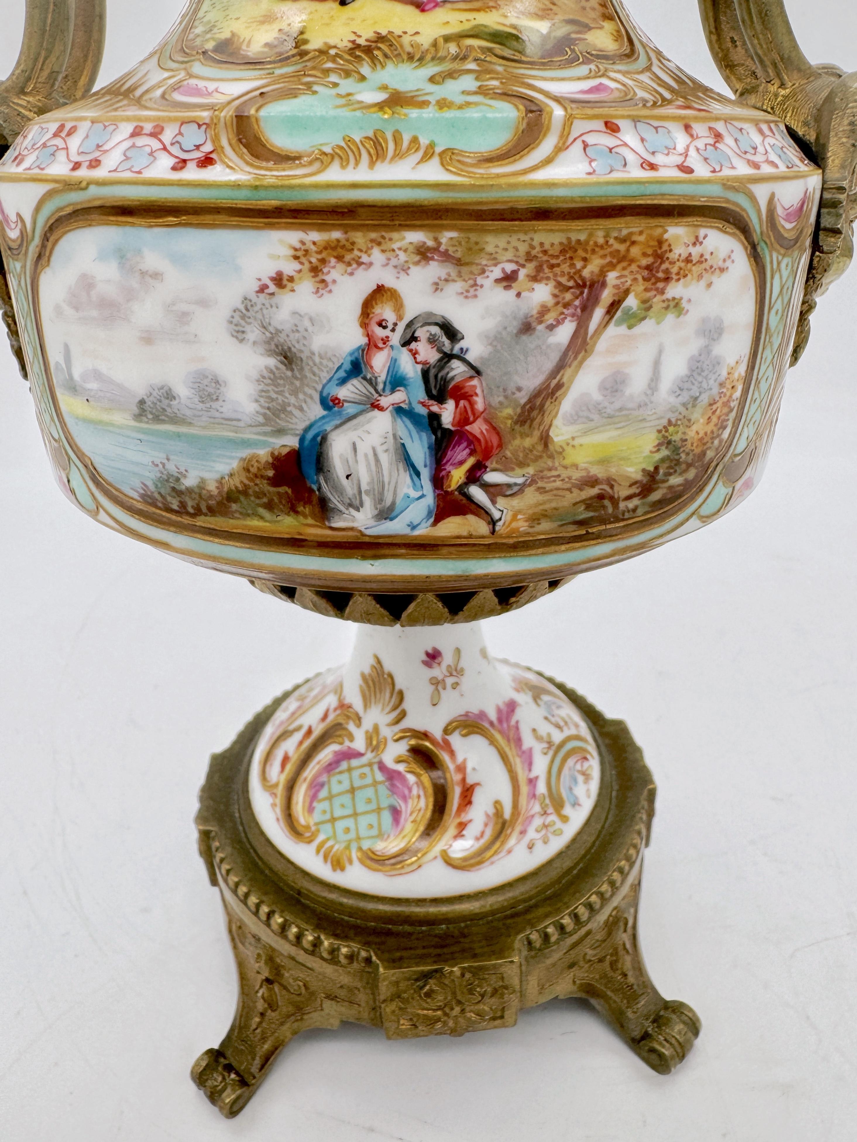 A.I.C. Sèvres, 19ème C.  Vase à fond blanc monté en bronze doré de style Louis XVI en vente 8