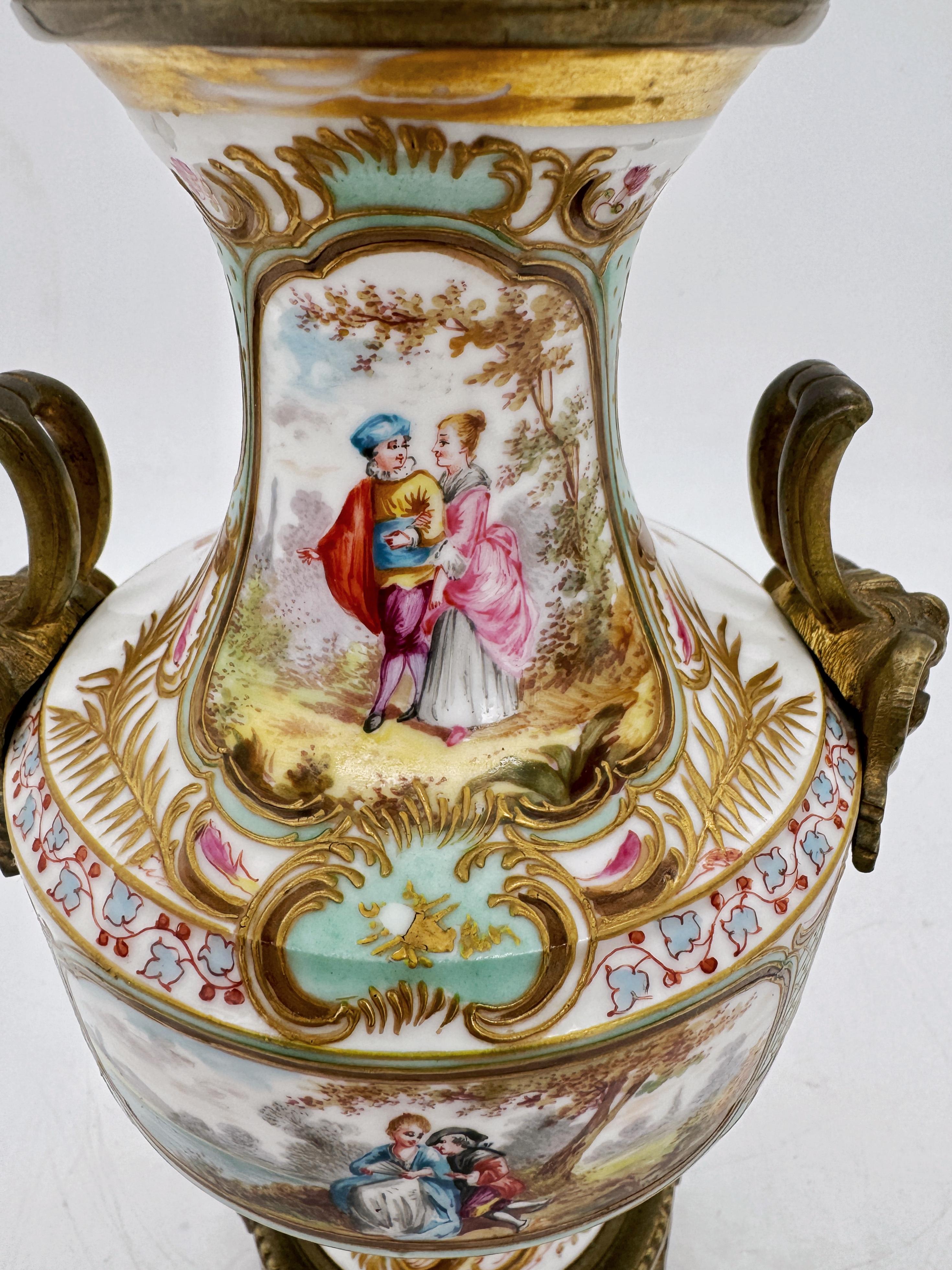 A.I.C. Sèvres, 19ème C.  Vase à fond blanc monté en bronze doré de style Louis XVI en vente 9