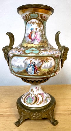 S. XIX Sevres  Jarrón con Fondo Blanco Montado en Ormolu Estilo Luis XVI