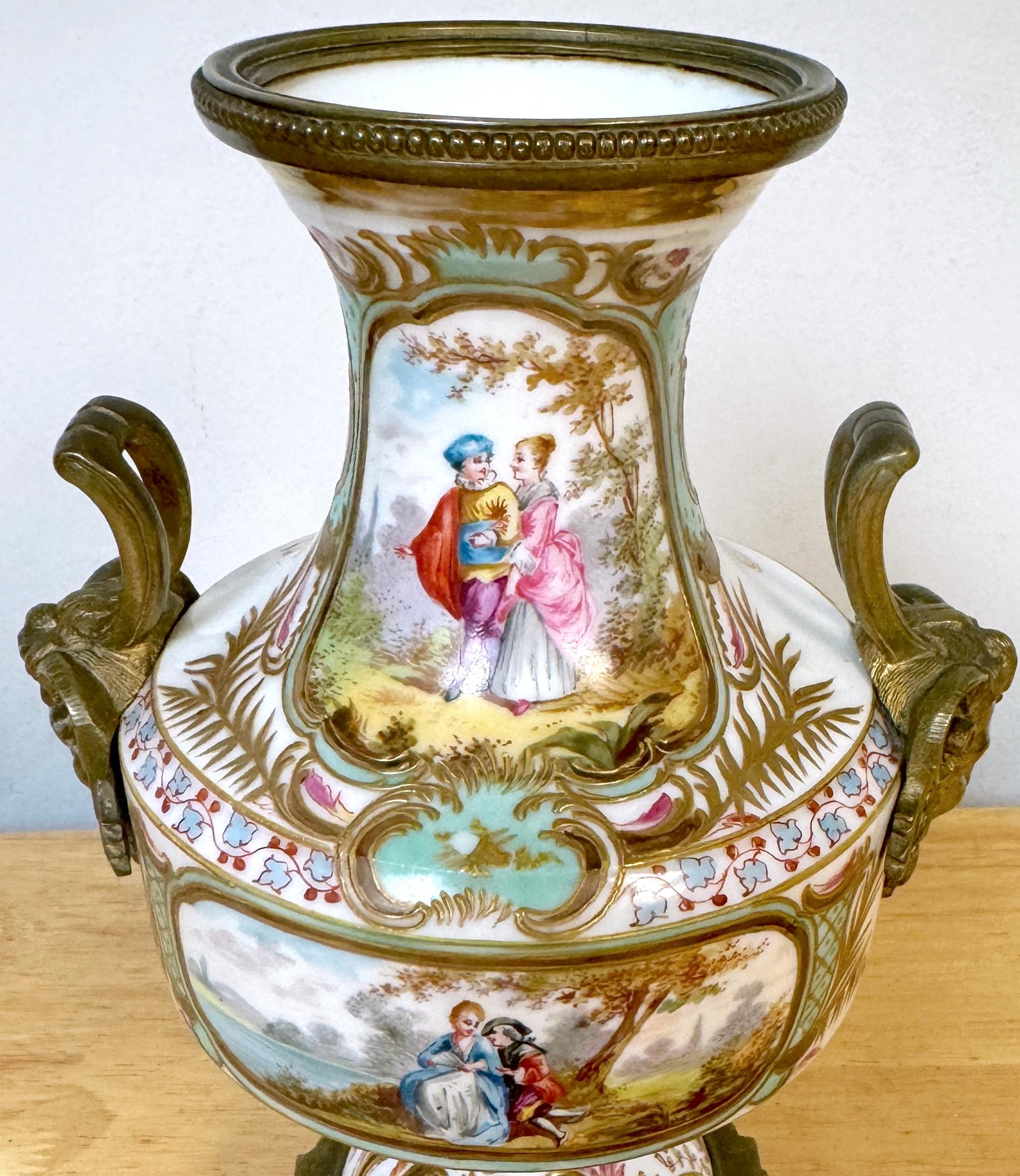 Français A.I.C. Sèvres, 19ème C.  Vase à fond blanc monté en bronze doré de style Louis XVI en vente