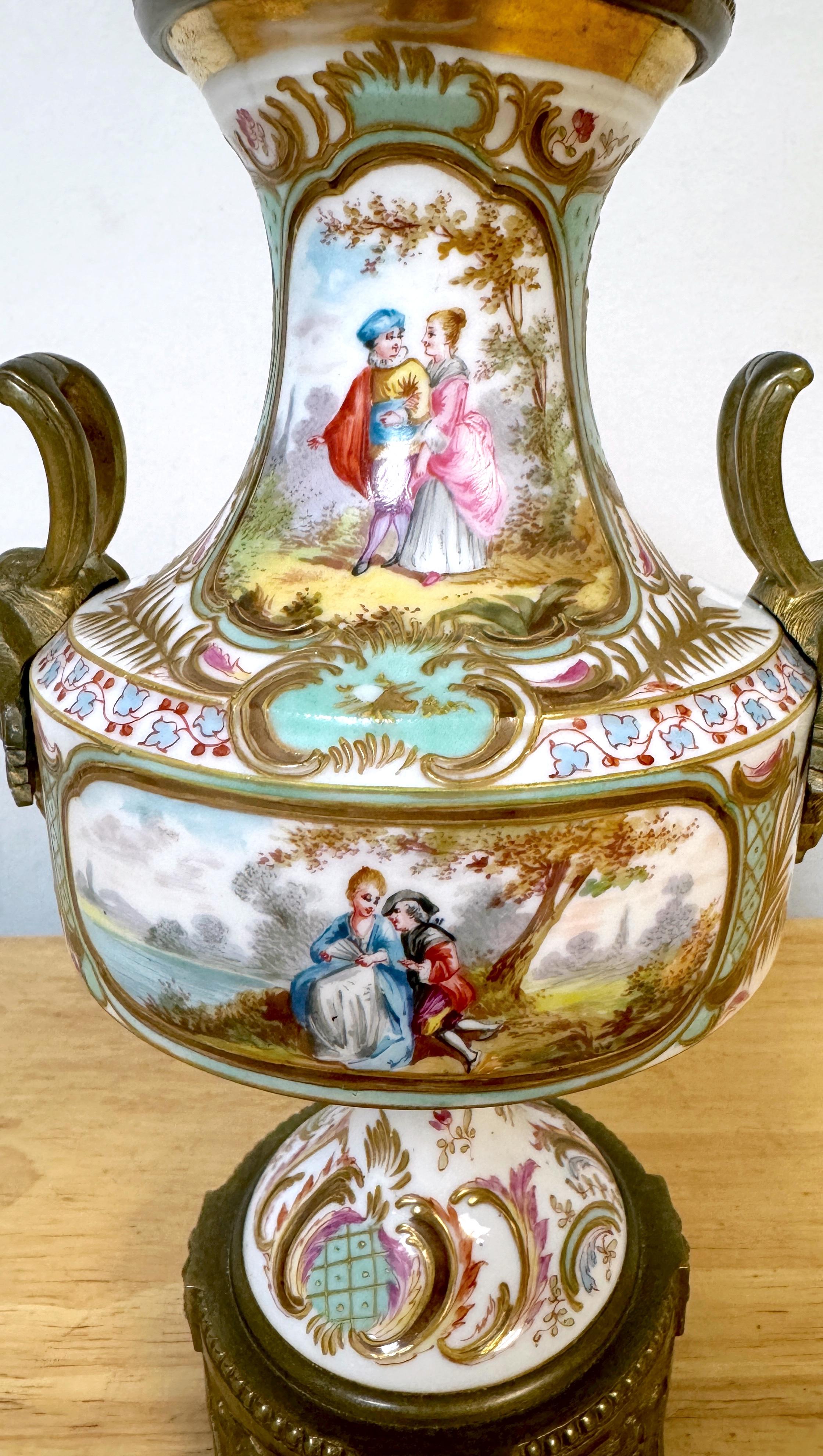Émaillé A.I.C. Sèvres, 19ème C.  Vase à fond blanc monté en bronze doré de style Louis XVI en vente