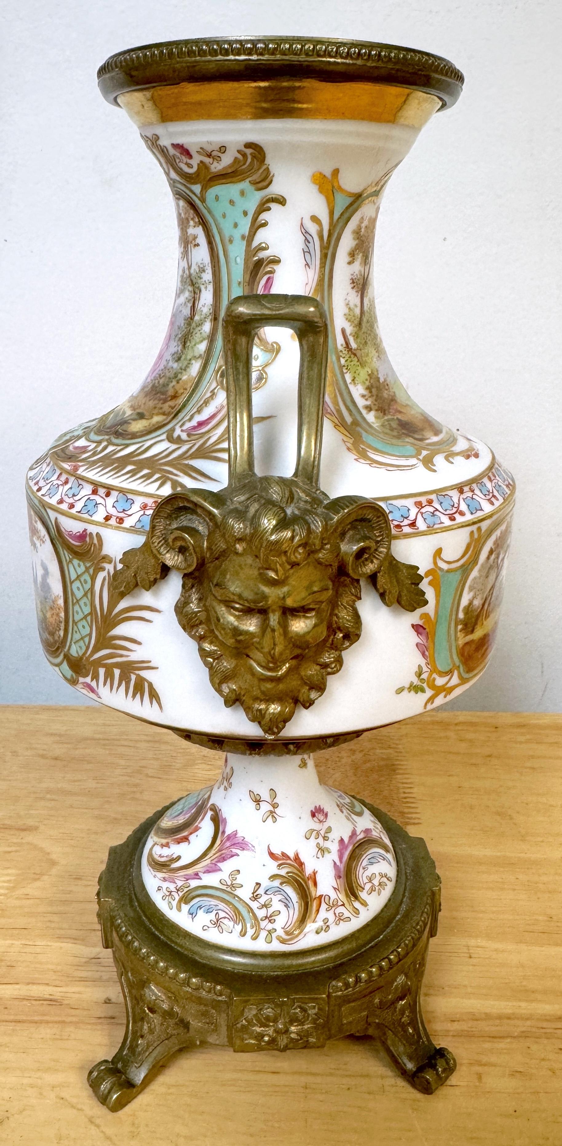 A.I.C. Sèvres, 19ème C.  Vase à fond blanc monté en bronze doré de style Louis XVI Bon état - En vente à West Palm Beach, FL