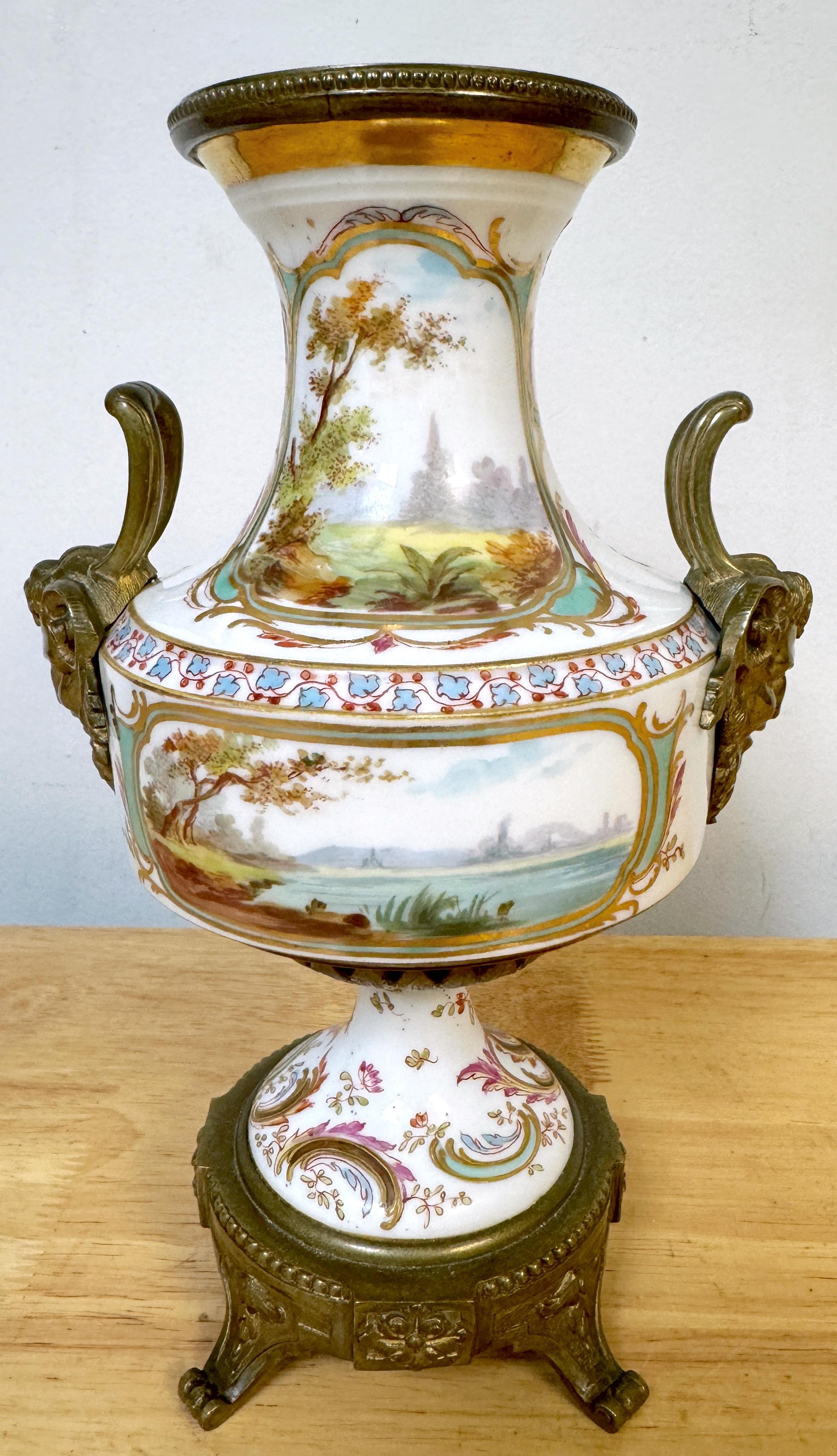 XIXe siècle A.I.C. Sèvres, 19ème C.  Vase à fond blanc monté en bronze doré de style Louis XVI en vente