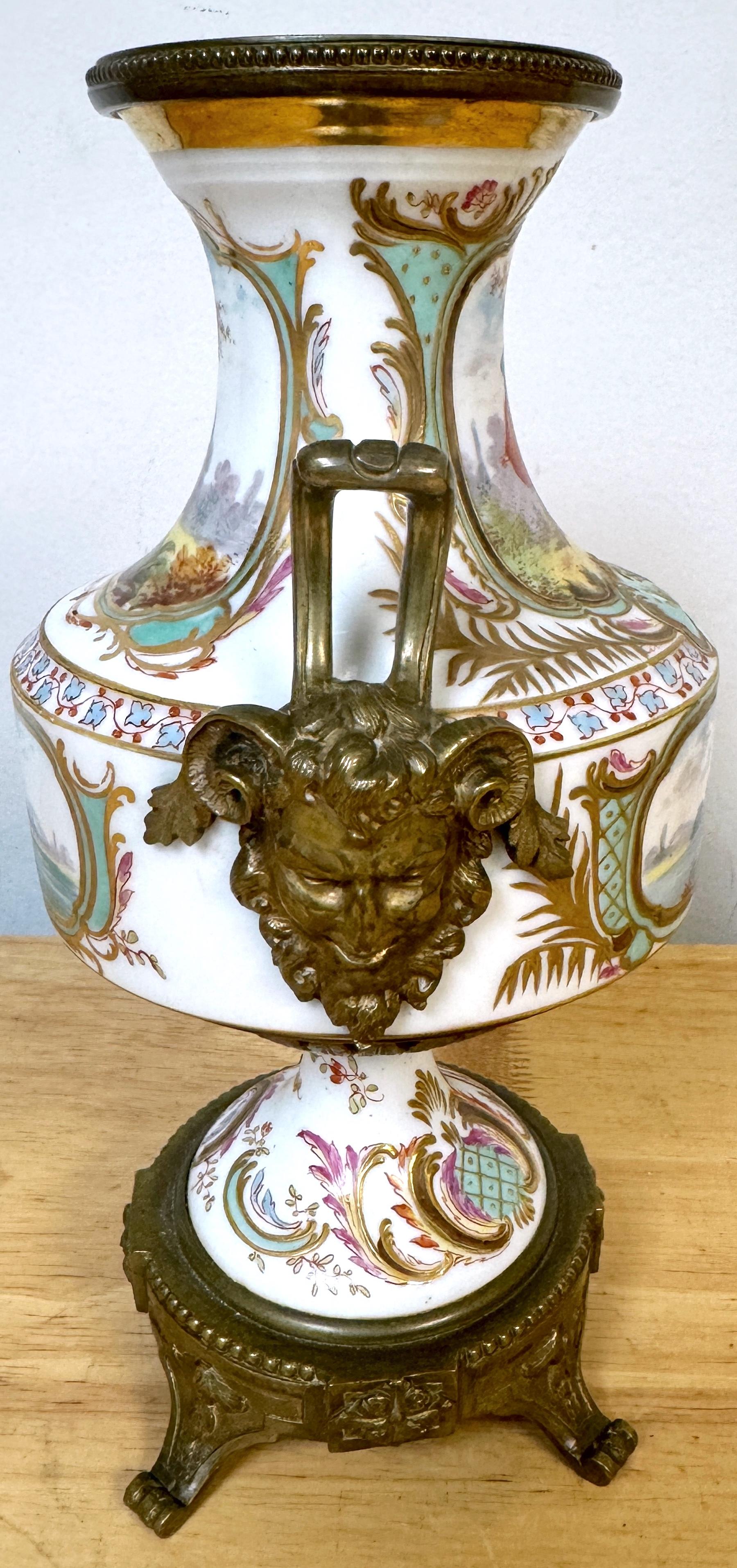 Porcelaine A.I.C. Sèvres, 19ème C.  Vase à fond blanc monté en bronze doré de style Louis XVI en vente
