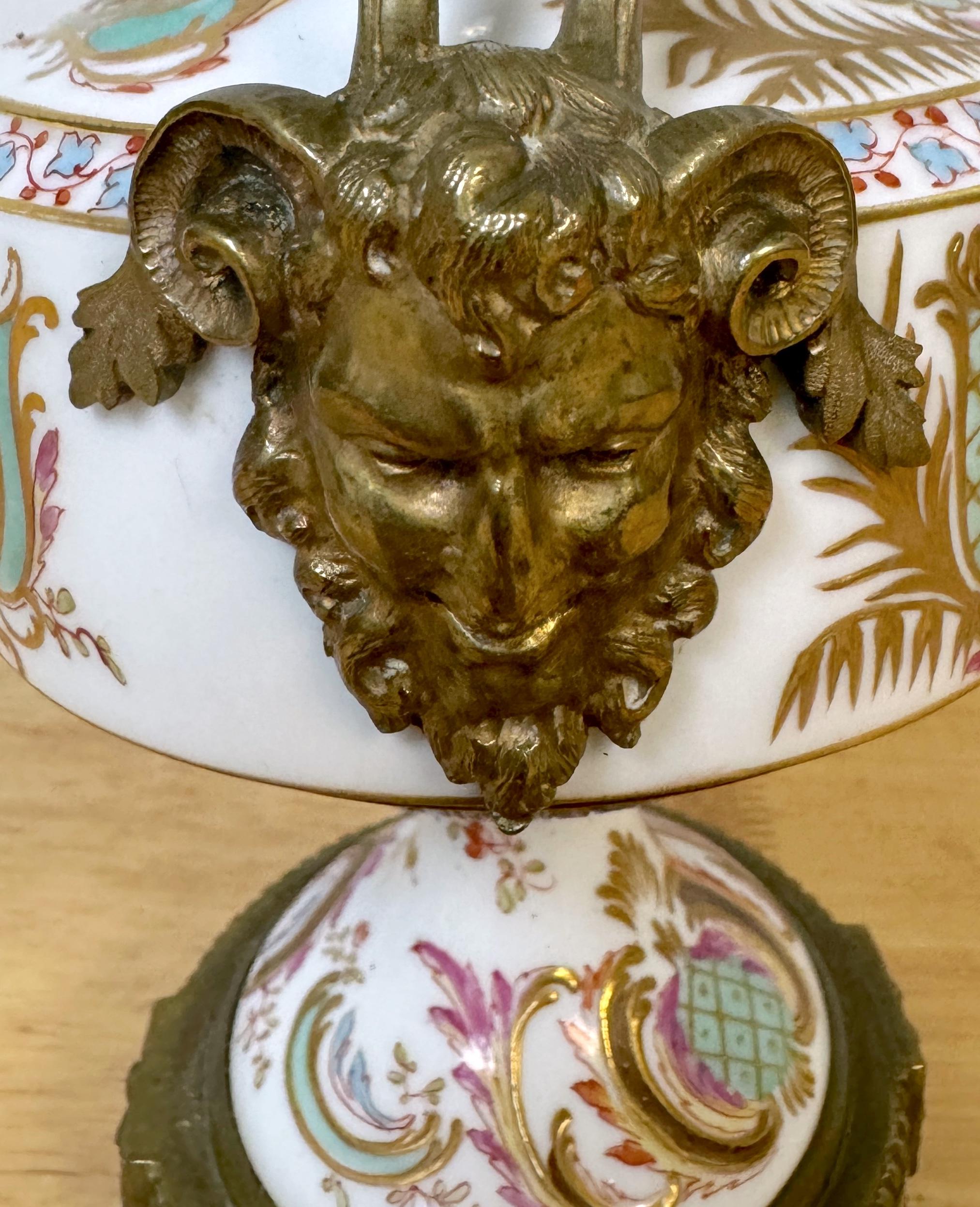 A.I.C. Sèvres, 19ème C.  Vase à fond blanc monté en bronze doré de style Louis XVI en vente 1