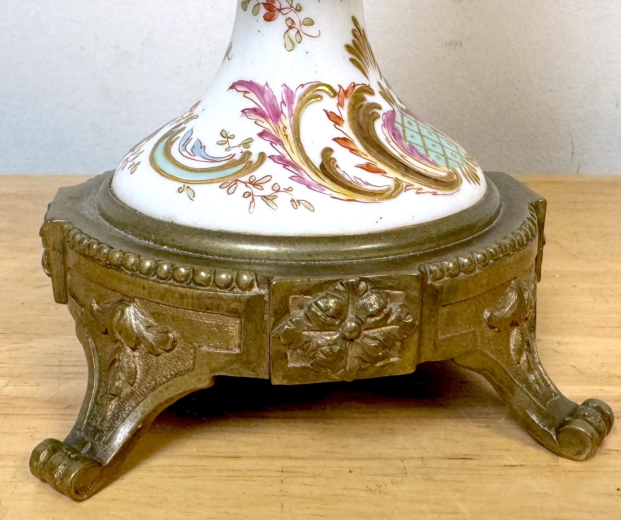 A.I.C. Sèvres, 19ème C.  Vase à fond blanc monté en bronze doré de style Louis XVI en vente 2