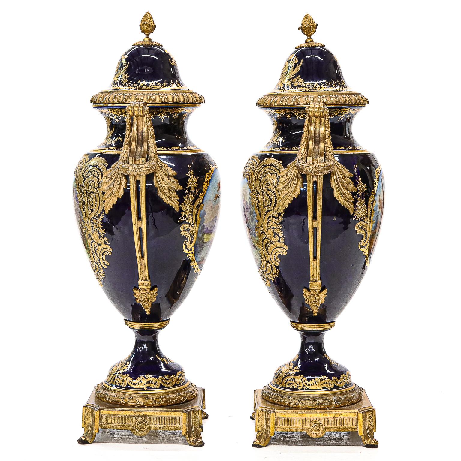 Urne in porcellana di Sevres del XIX secolo con sfondo blu cobalto In condizioni buone in vendita a Hixson, TN