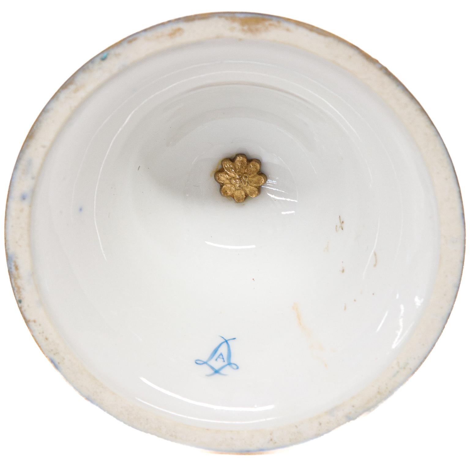 Urne in porcellana di Sevres del XIX secolo con sfondo blu cobalto in vendita 1