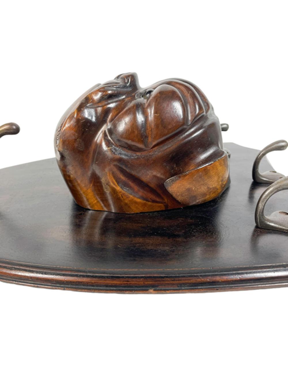 19. Jahrhundert Schilfrohr-Backed Lead/Leash Holder, geschnitzter Holz Bulldogge-Kopf mit Glasaugen (Österreichisch) im Angebot