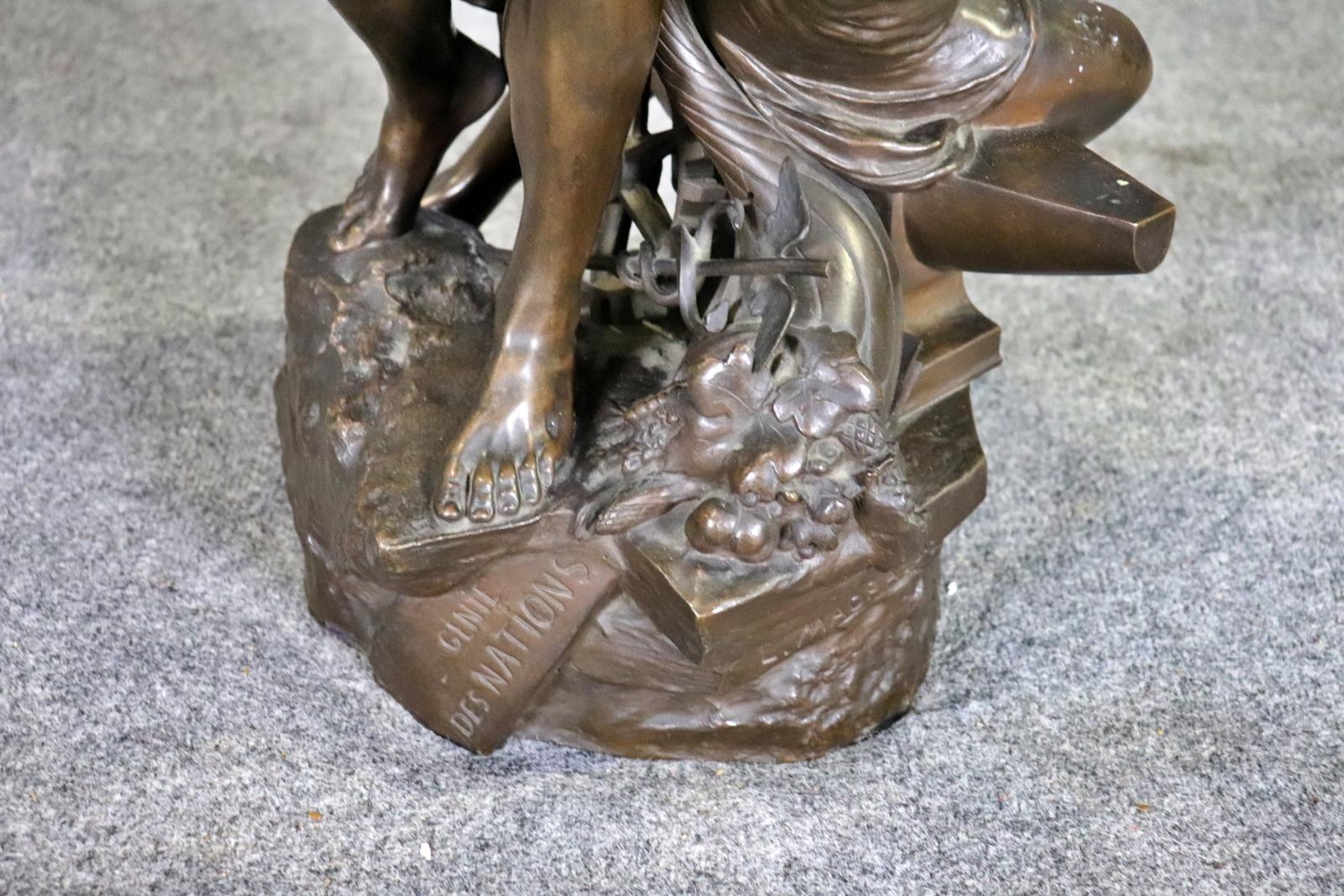 S. XIX Escultura de bronce firmada por L Madrassi Hombre con ángel siglo XIX en venta