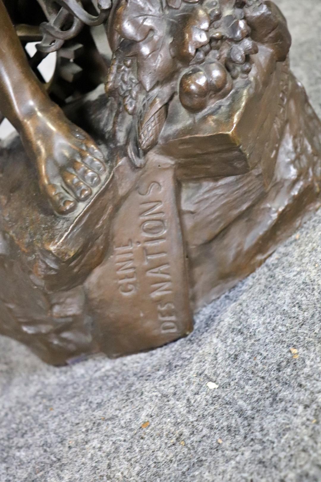 S. XIX Escultura de bronce firmada por L Madrassi Hombre con ángel Bronce en venta