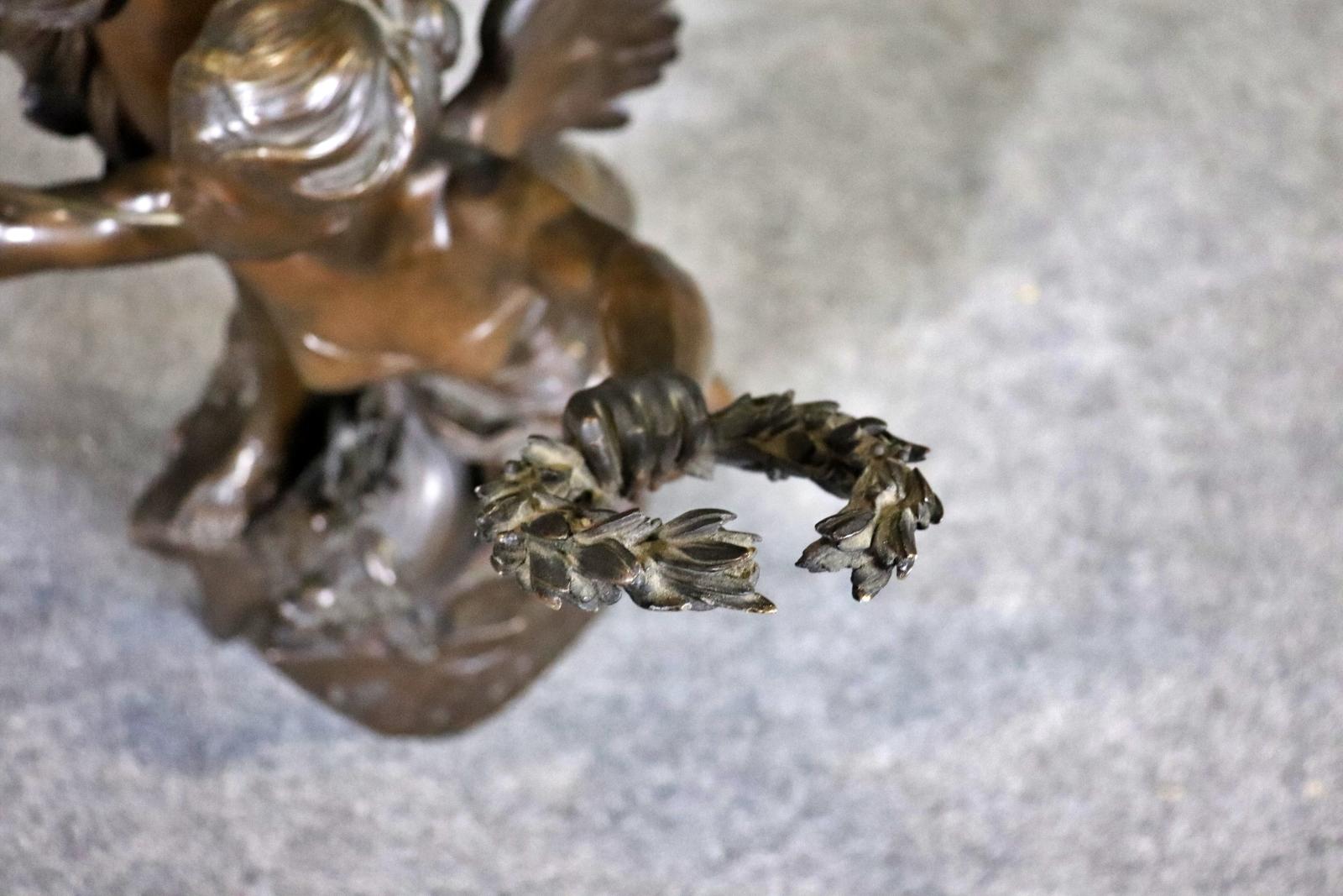 S. XIX Escultura de bronce firmada por L Madrassi Hombre con ángel en venta 2