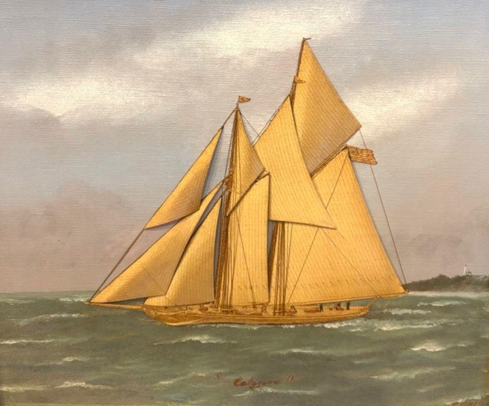 Portrait de yacht brodé sur soie et peint à la main au XIXe siècle par Thomas Willis (Américano-danois : 1850 - 1925), vers 1890, un paysage marin avec le yacht de course CALYPSO, gréé en goélette, toutes voiles déployées, étroitement halé sur un