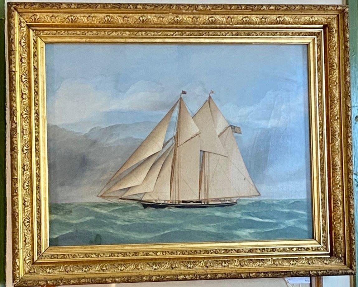 paysage marin du XIXe siècle, brodé sur soie et peint à la main à l'huile sur toile par Thomas Willis (1850 - 1925), représentant le yacht de course MARION WENTWORTH, gréé en goélette, toutes voiles dehors, tiré de près sur tribord amure, arborant