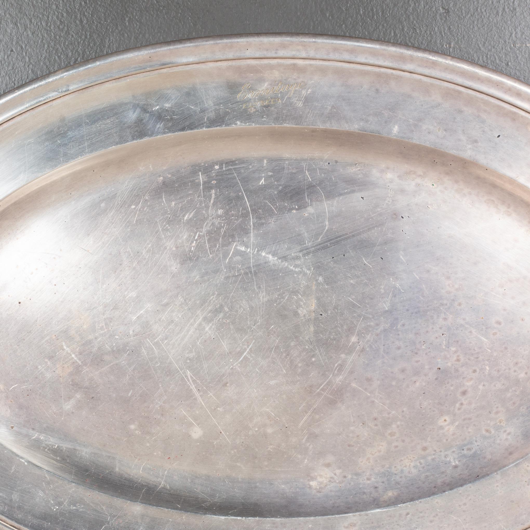 À PROPOS DE

Plateau ovale vintage en argent gravé 