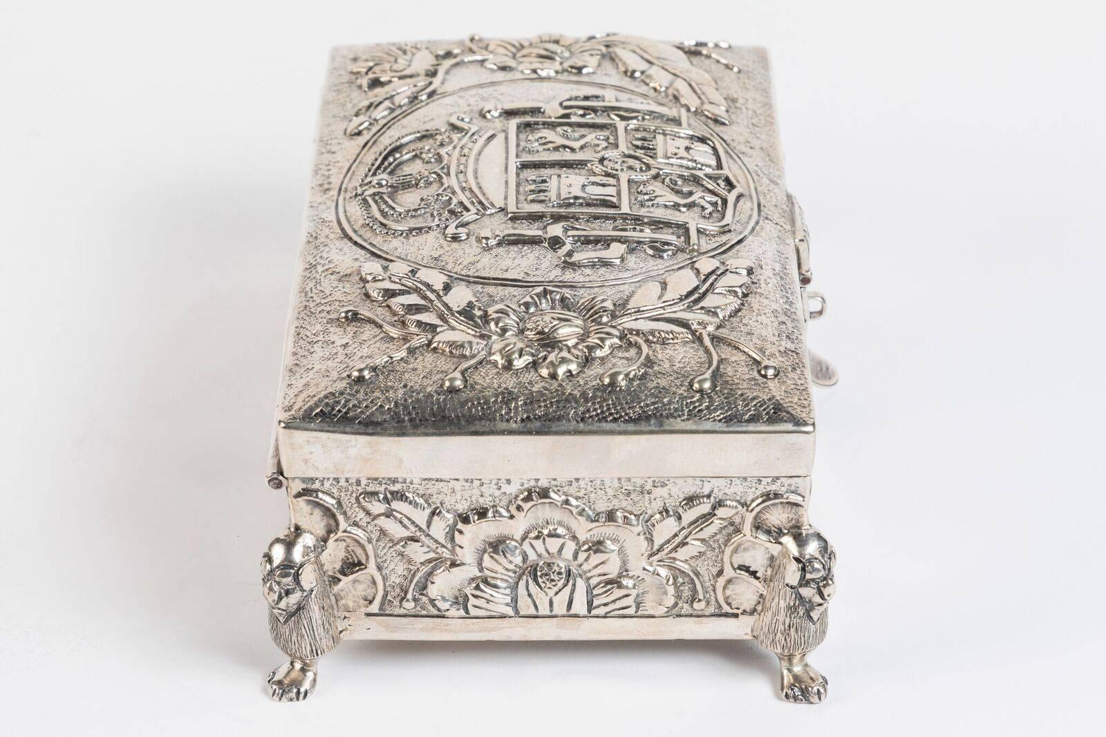 19th Century, Silver Plated Box with Royal Crest In Good Condition For Sale In Newport Beach, CA