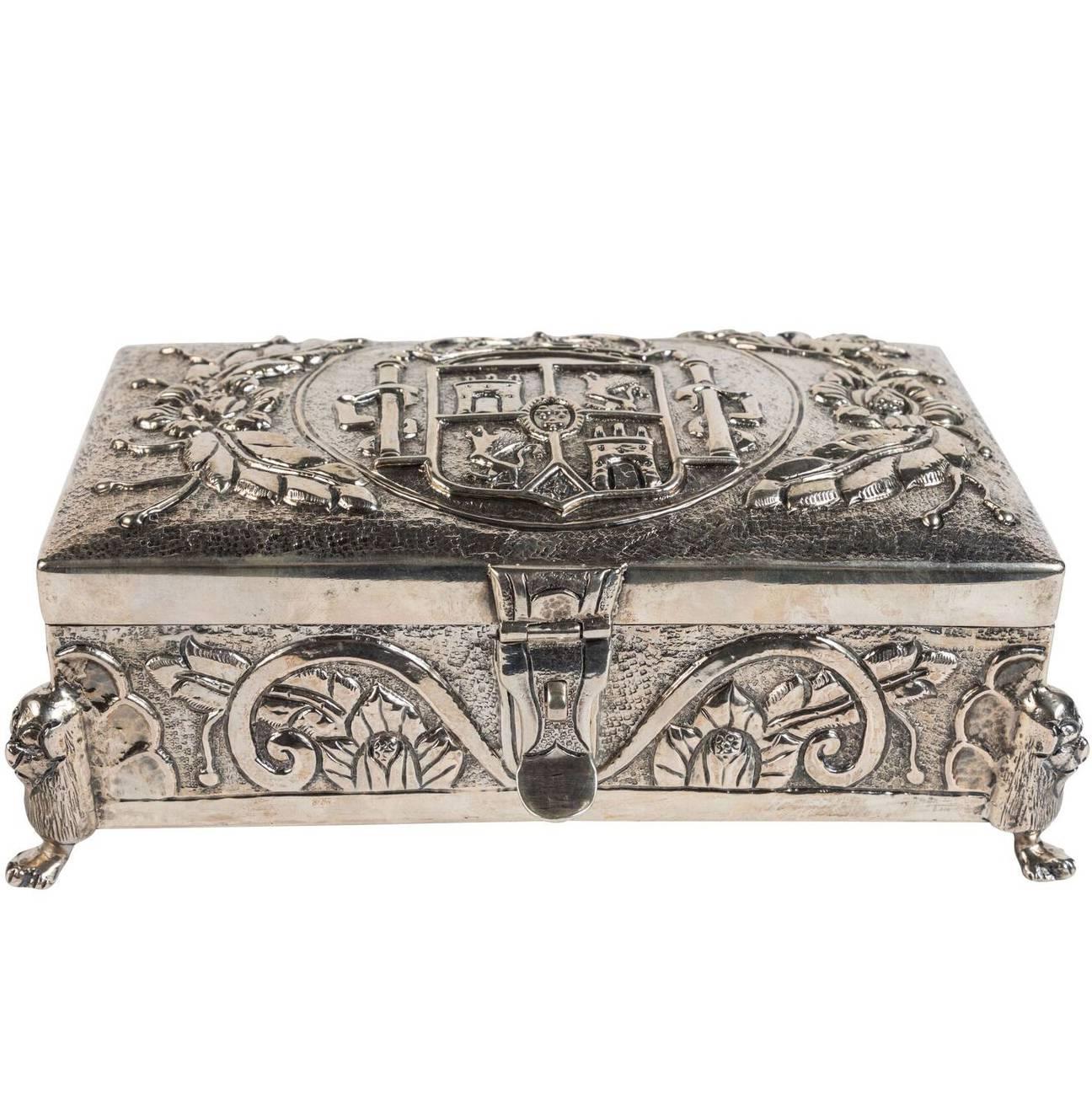 Boîte en métal argenté du 19ème siècle avec écusson royal