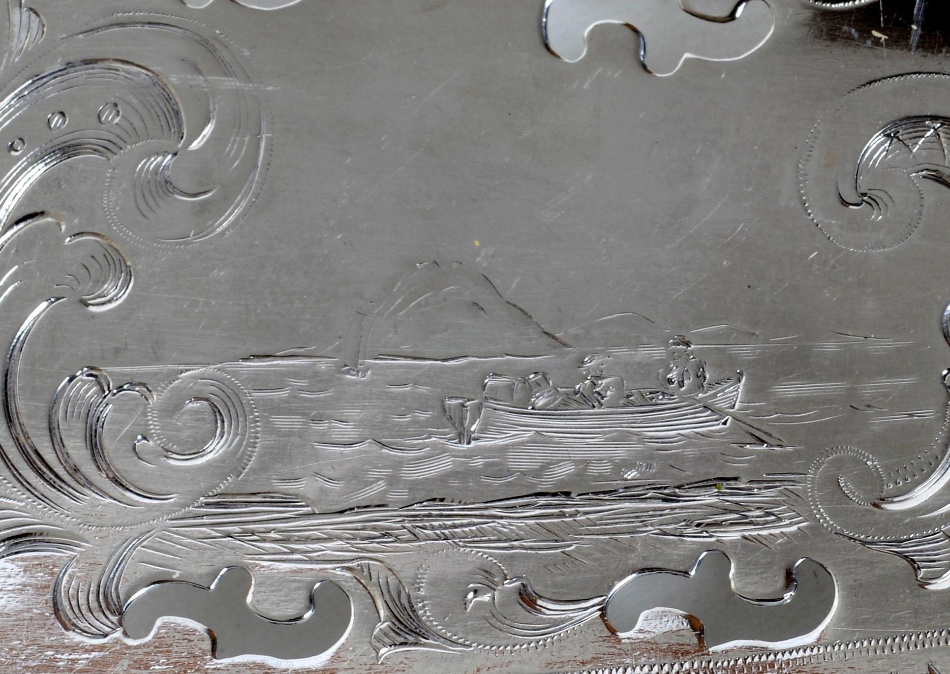 Server per torte placcato in argento del XIX secolo di E. Jaccard & Co. St. Louis, MO Con scena di barca da pesca incisa sulla lama. Fondata da Eugene Jaccard e A.S. Mermod. D. A. Jaccard entrò a far parte dello studio nel 1855. Lo studio aveva una
