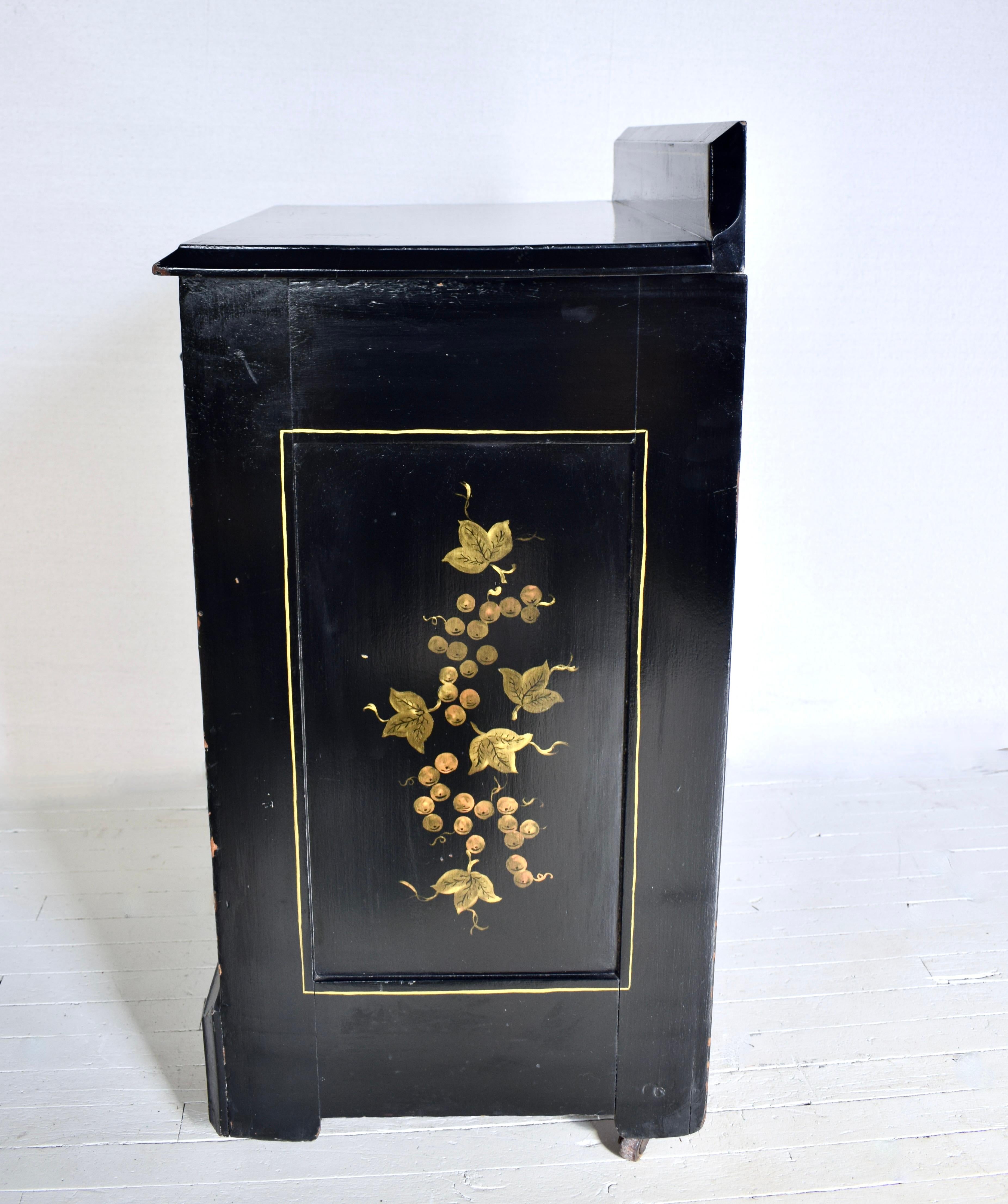 Armadietto/lavandino a un cassetto dipinto a mano del XIX secolo in vendita 2