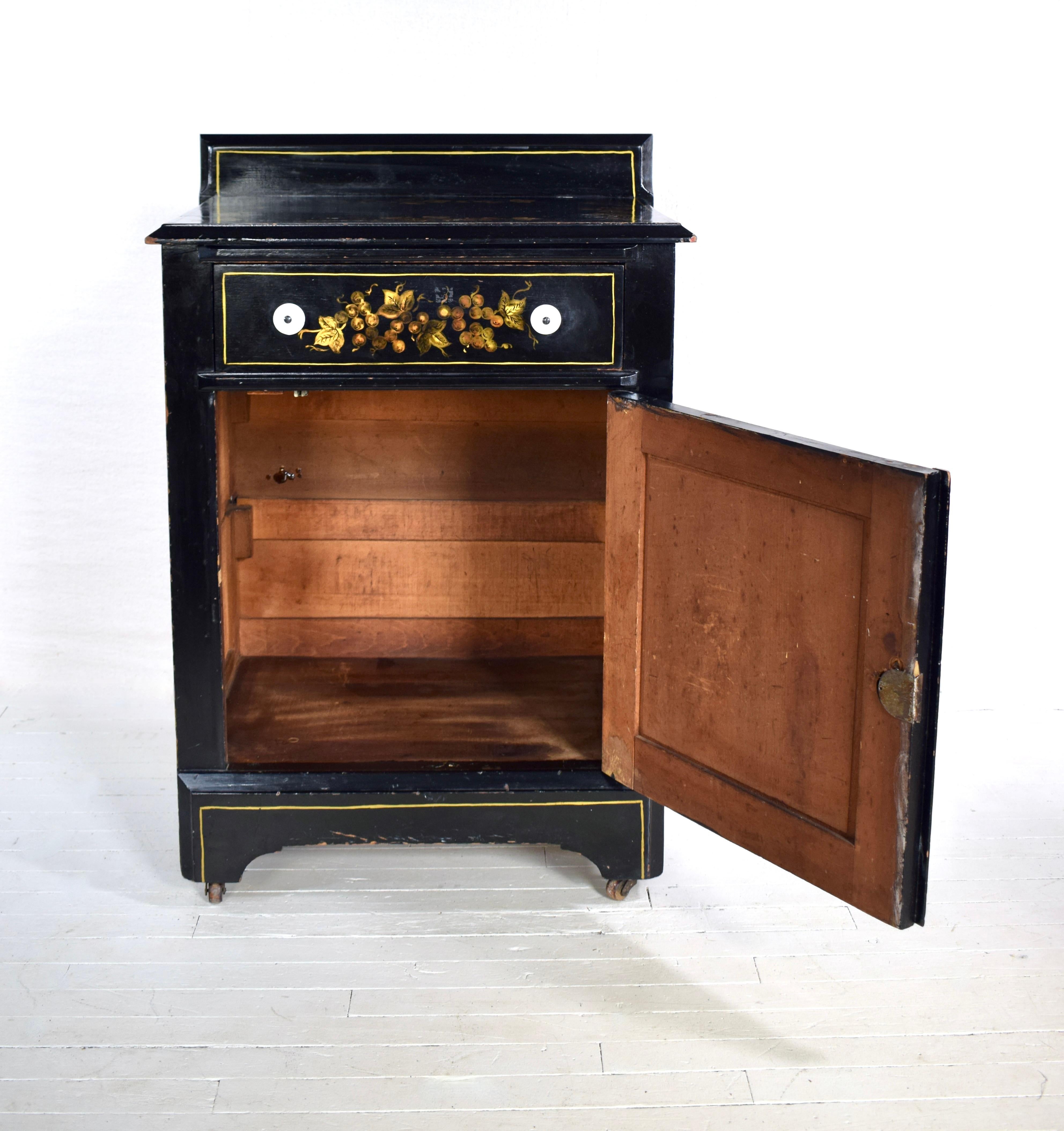 Armadietto da lavatoio americano della metà del XIX secolo dipinto a mano con cassetto singolo a coda di rondine e porta con serratura e chiave funzionanti. Costruito in legno massiccio e dotato di rotelle, questo mobile offre una meravigliosa
