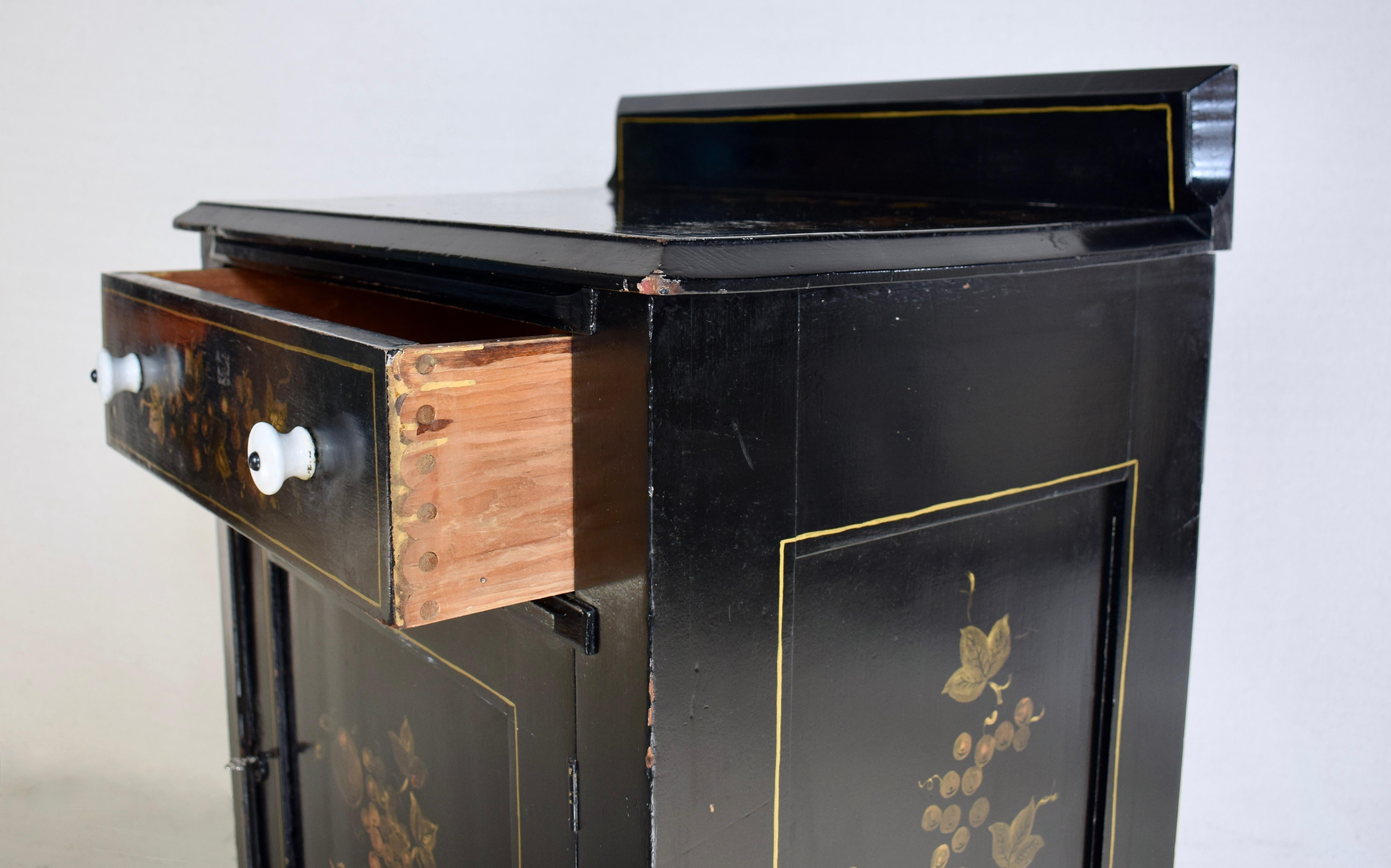 Dipinto a mano Armadietto/lavandino a un cassetto dipinto a mano del XIX secolo in vendita