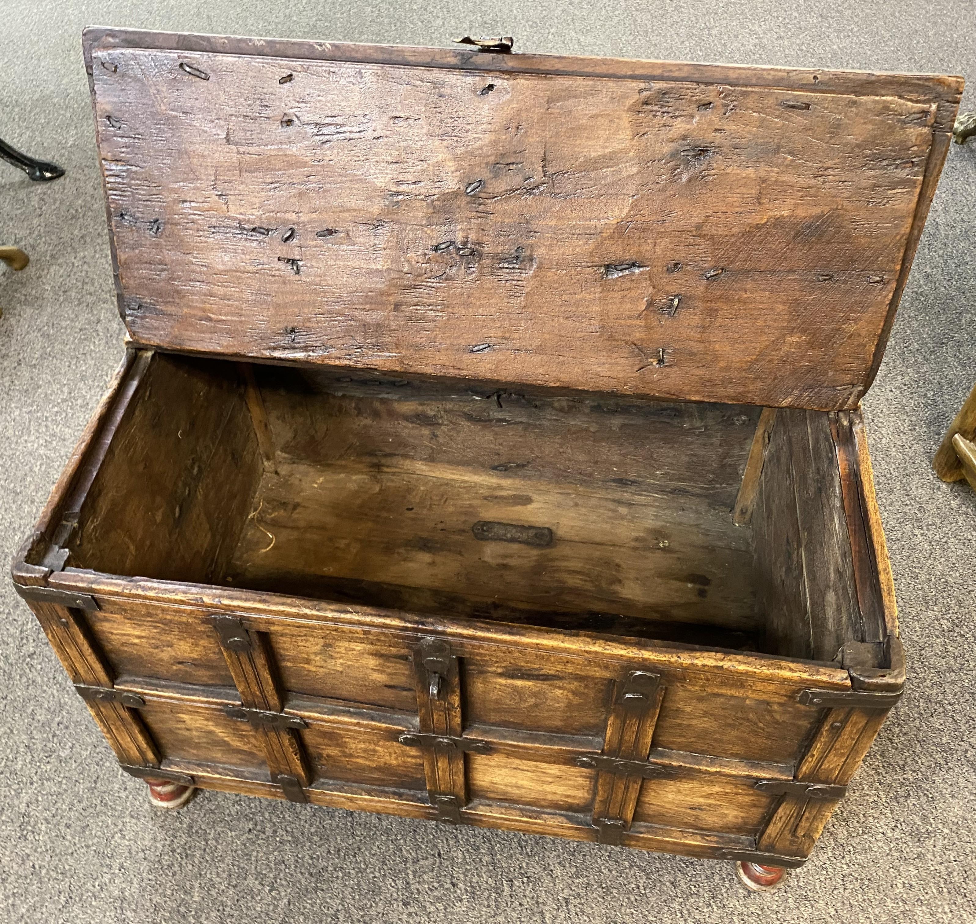 19th c Small Indian Stick Box or Dowry Chest perfect for Small Side or End Table For Sale 1
